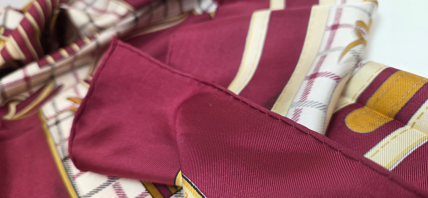 Carré Hermès en twill de soie intitulé "Camails "