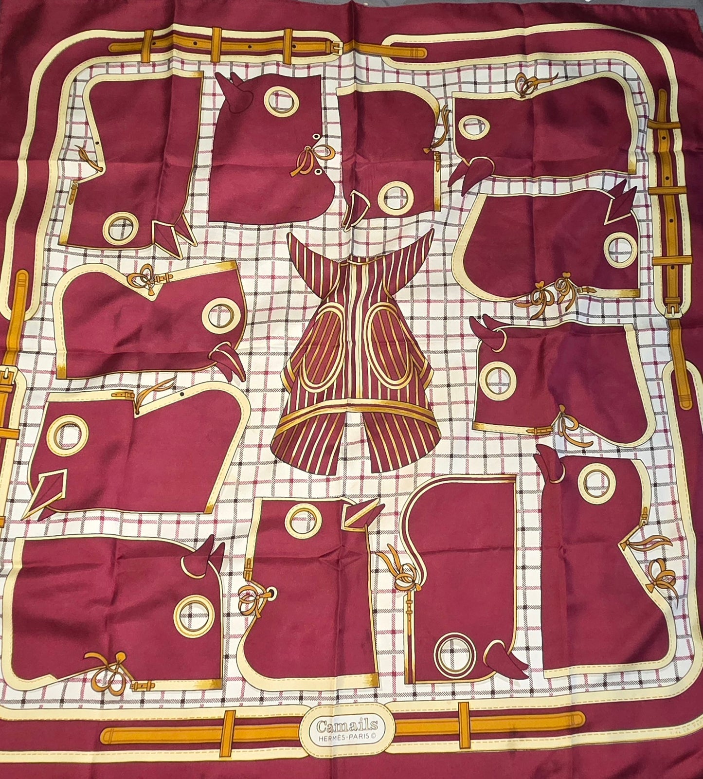 Carré Hermès en twill de soie intitulé "Camails "