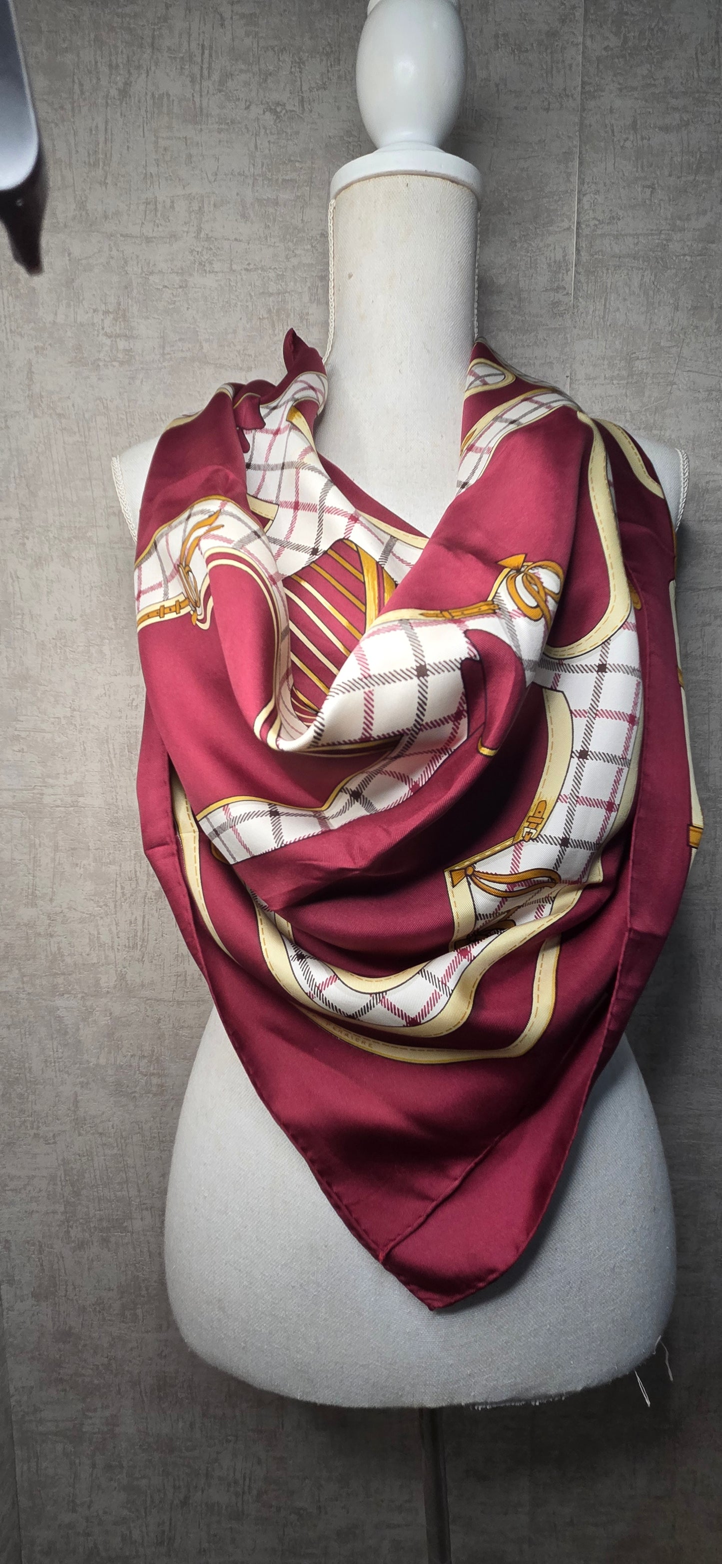 Carré Hermès en twill de soie intitulé "Camails "