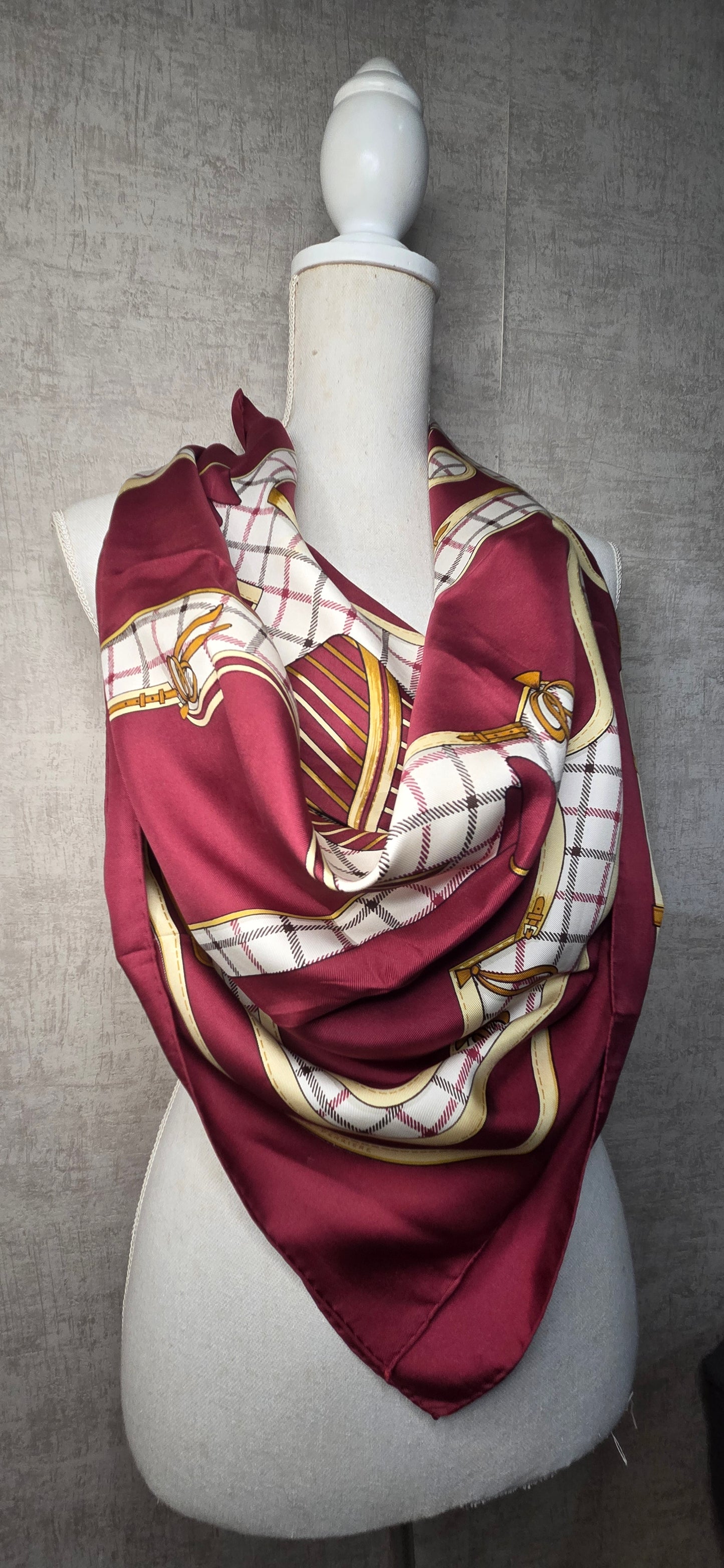 Carré Hermès en twill de soie intitulé "Camails "