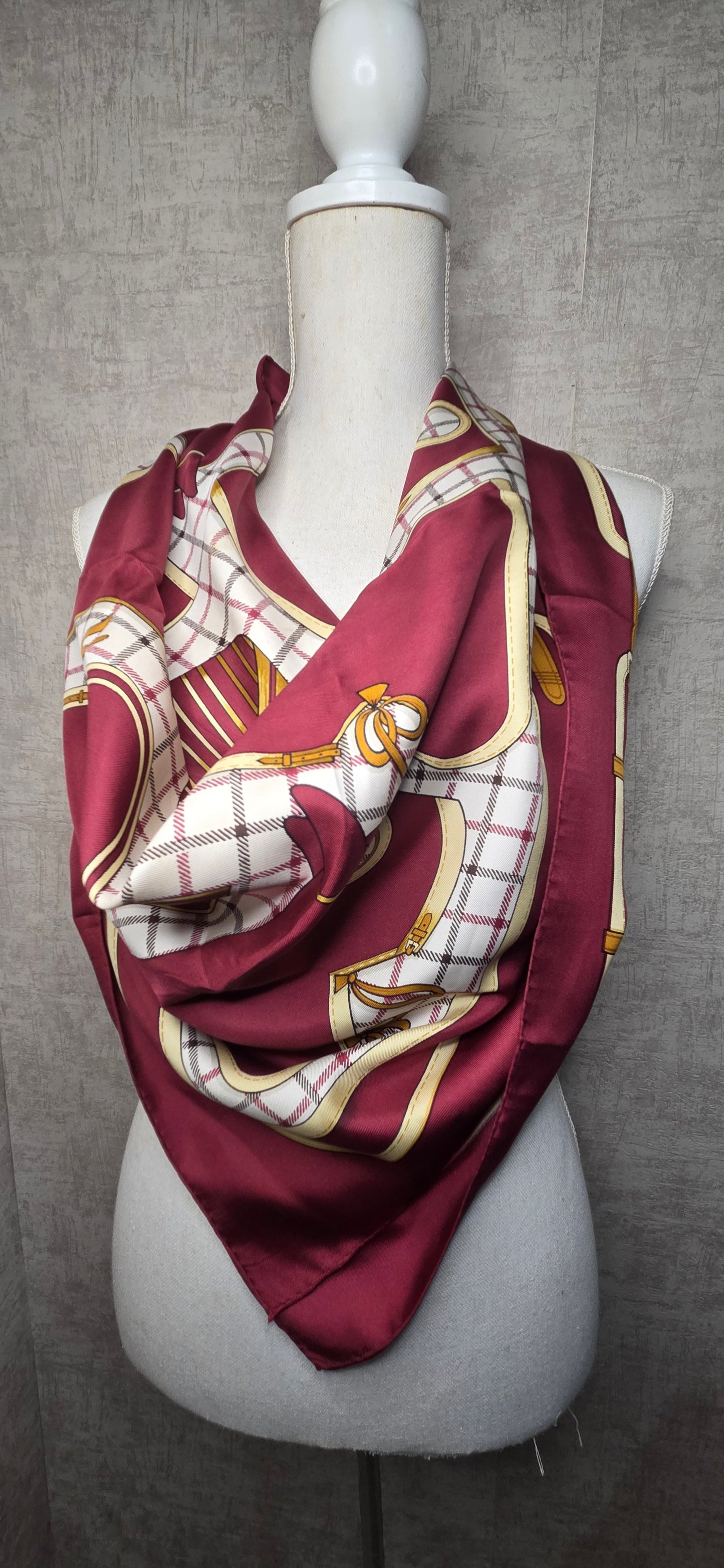 Carré Hermès en twill de soie intitulé "Camails "
