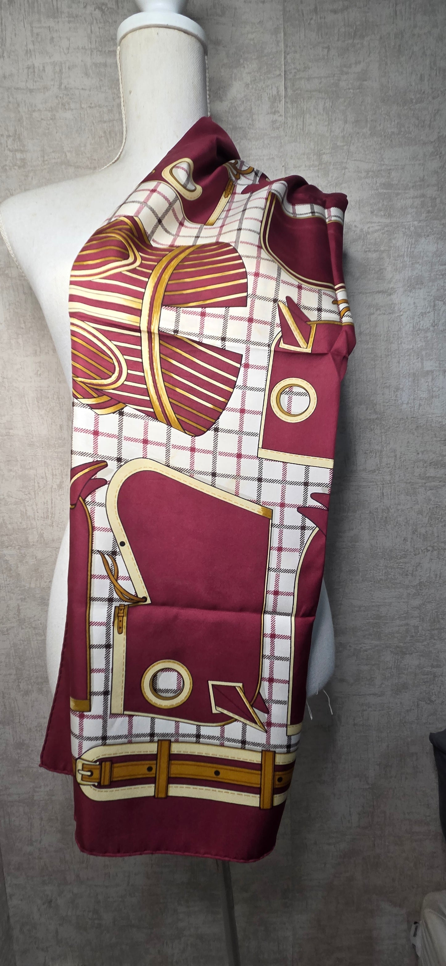 Carré Hermès en twill de soie intitulé "Camails "