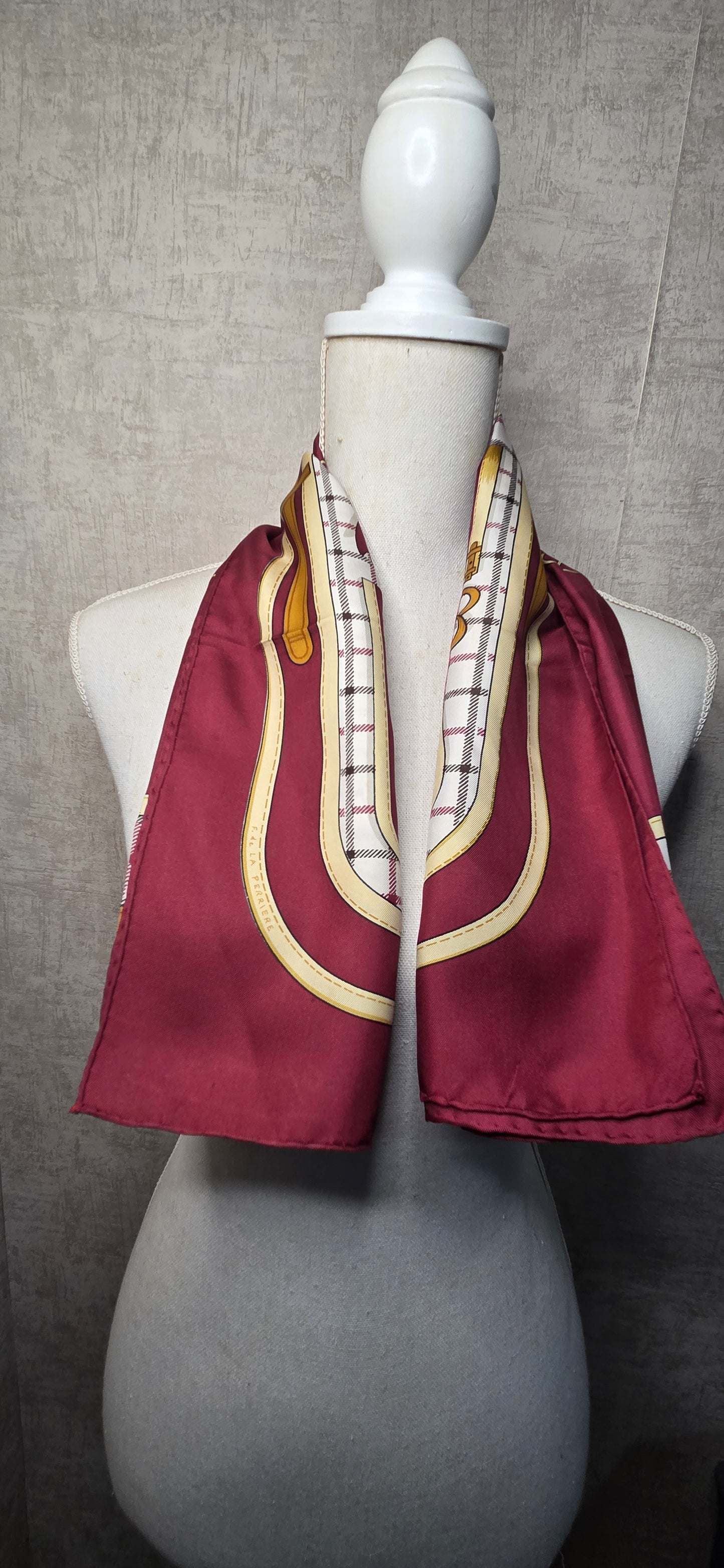 Carré Hermès en twill de soie intitulé "Camails "