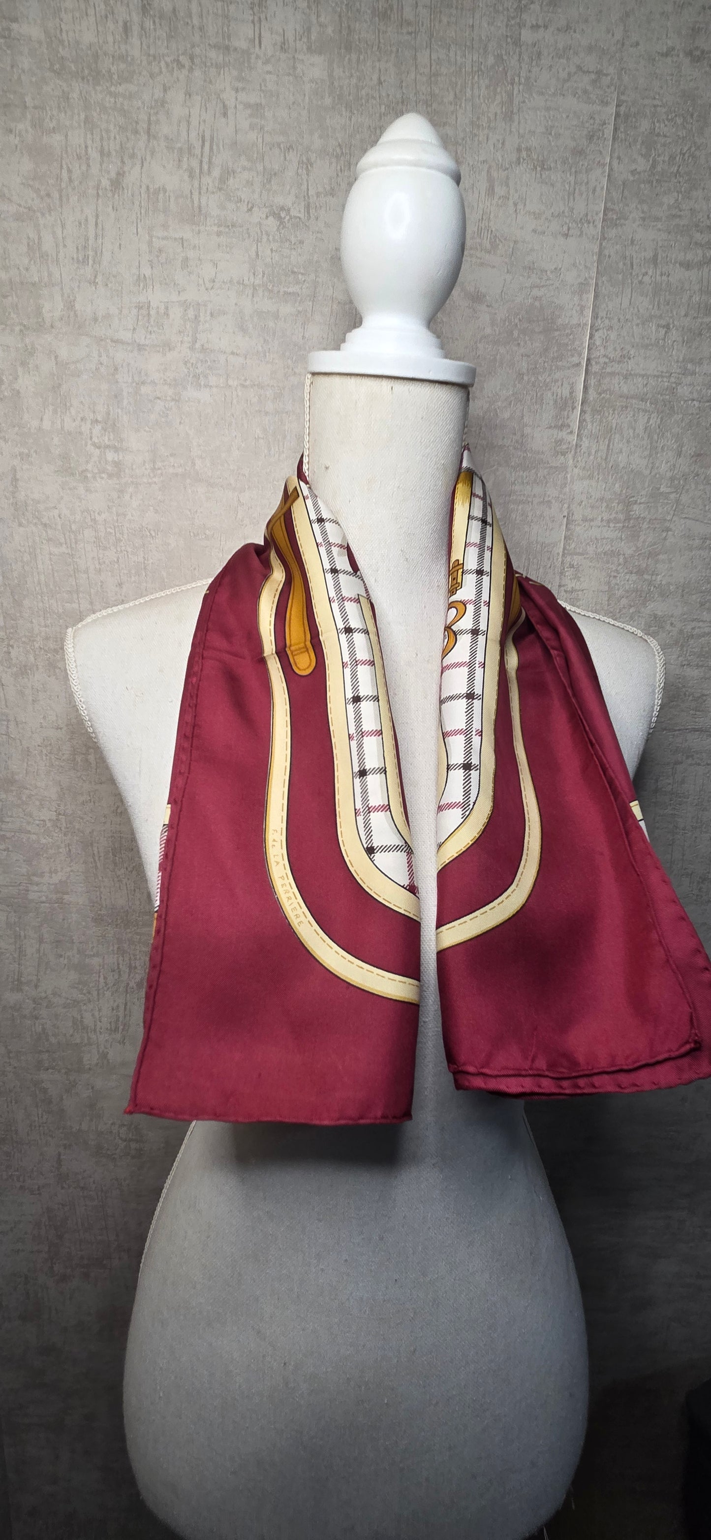 Carré Hermès en twill de soie intitulé "Camails "