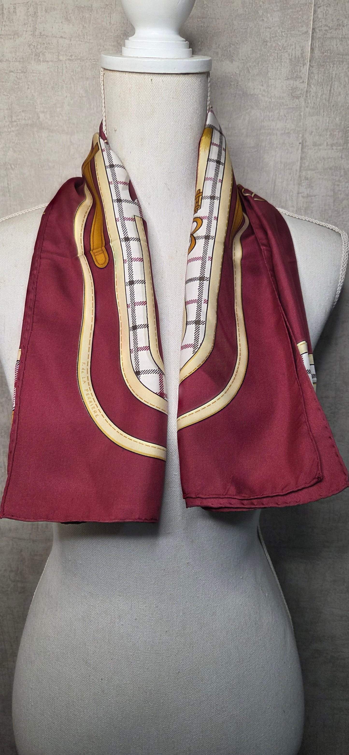 Carré Hermès en twill de soie intitulé "Camails "