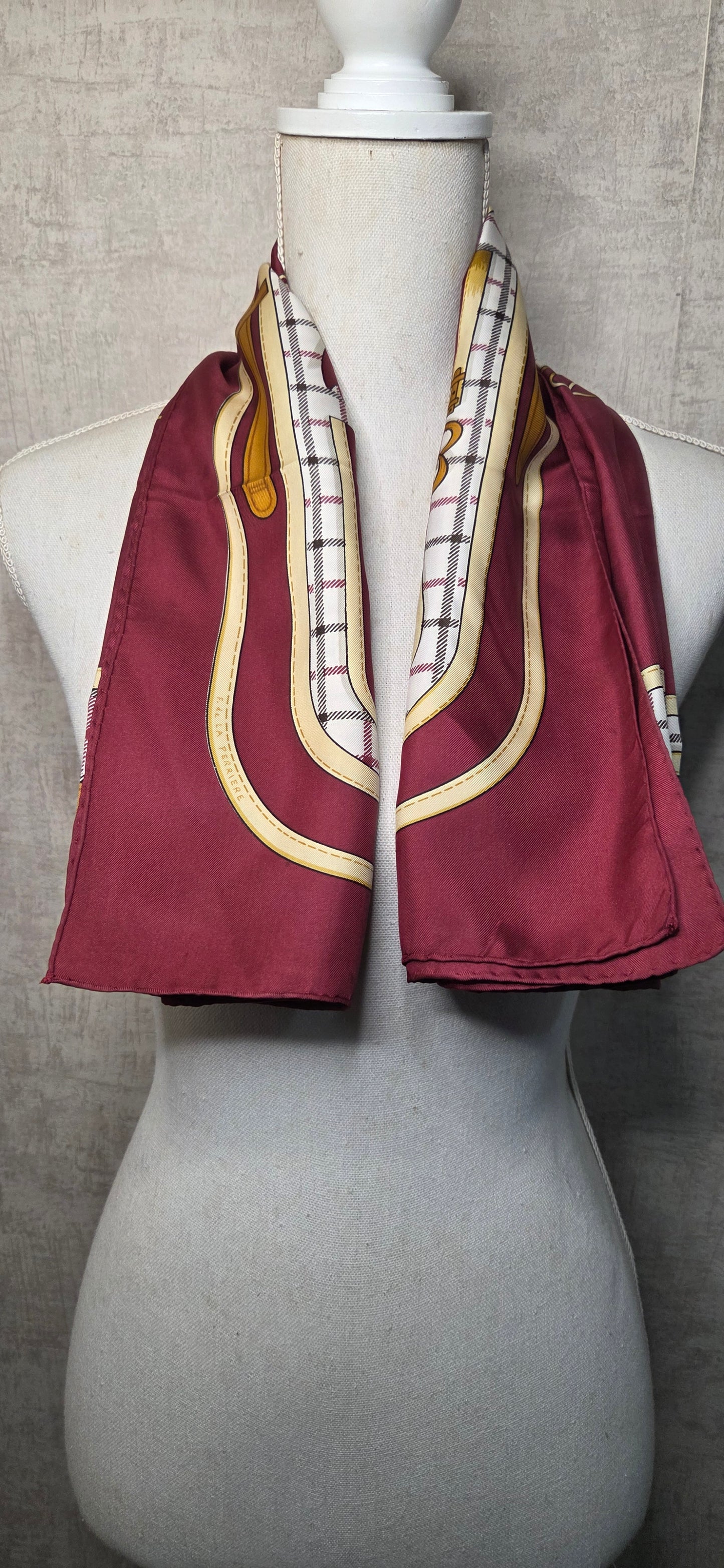 Carré Hermès en twill de soie intitulé "Camails "