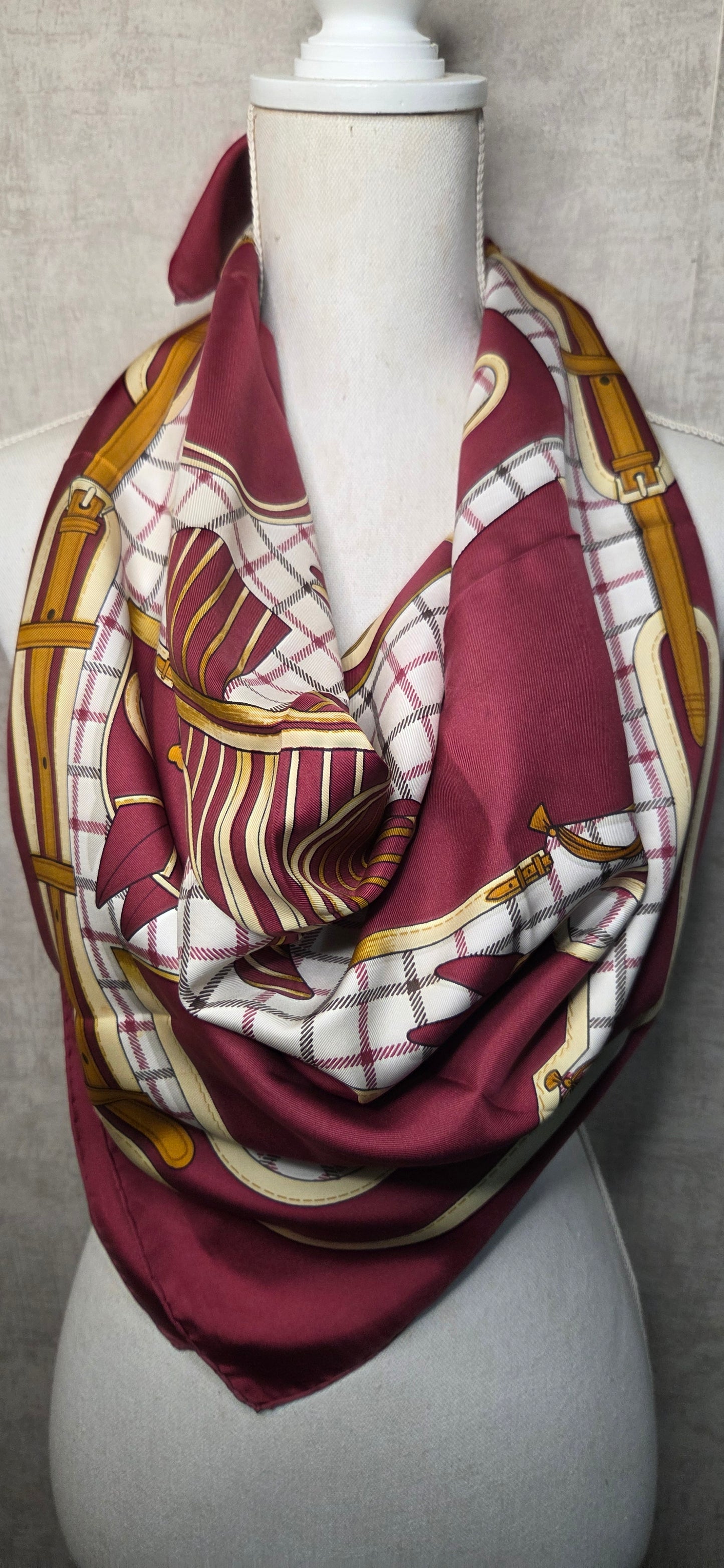 Carré Hermès en twill de soie intitulé "Camails "