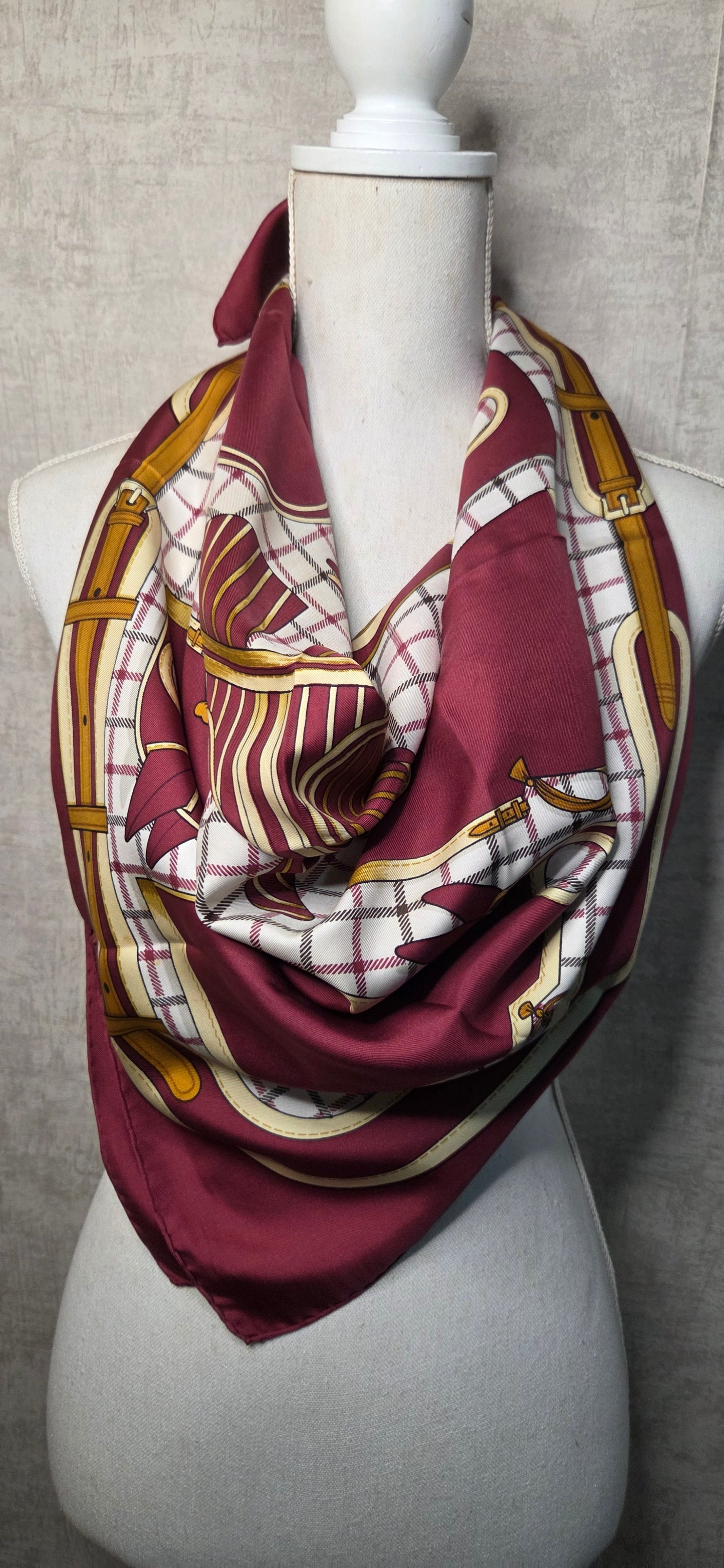 Carré Hermès en twill de soie intitulé "Camails "