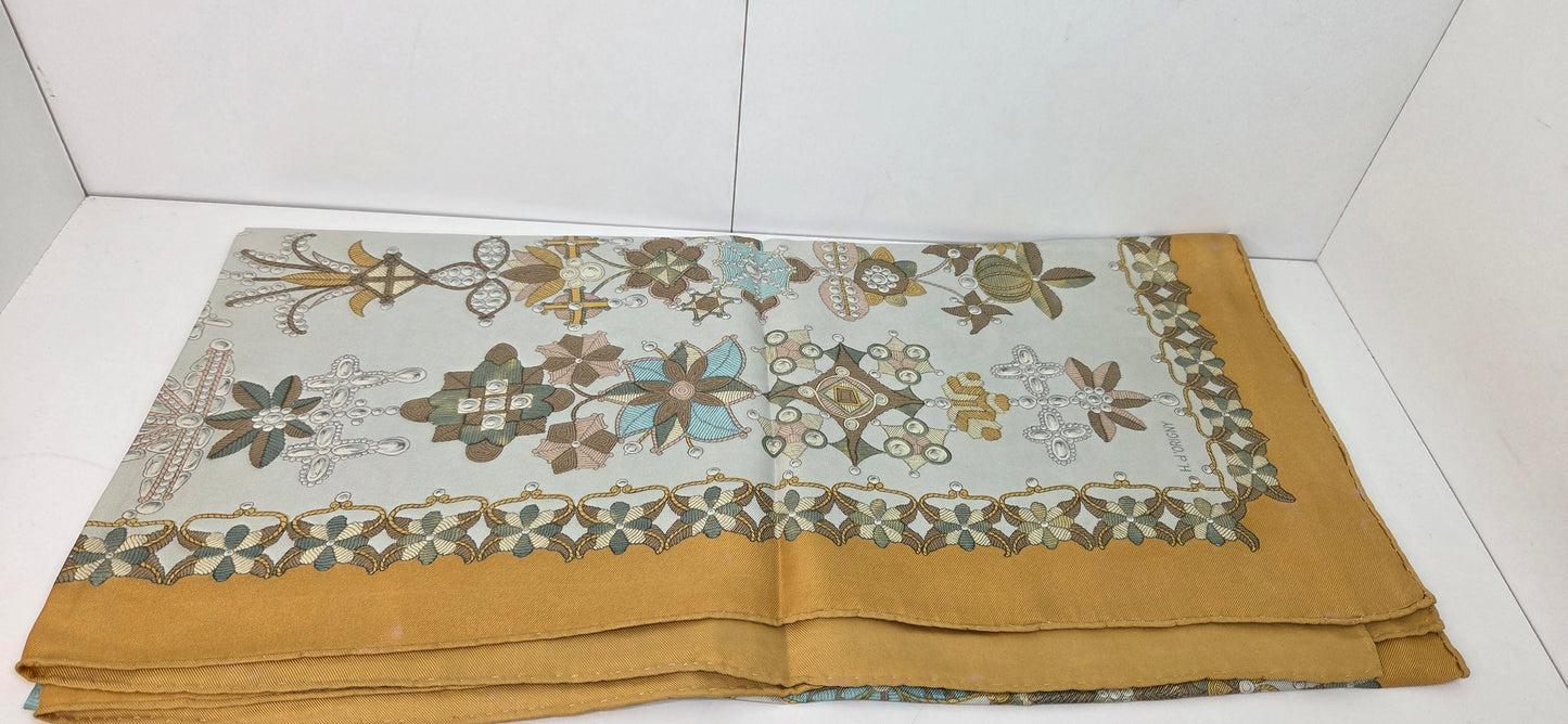 Carré Hermès en twill de soie intitulé "Sheherazade"