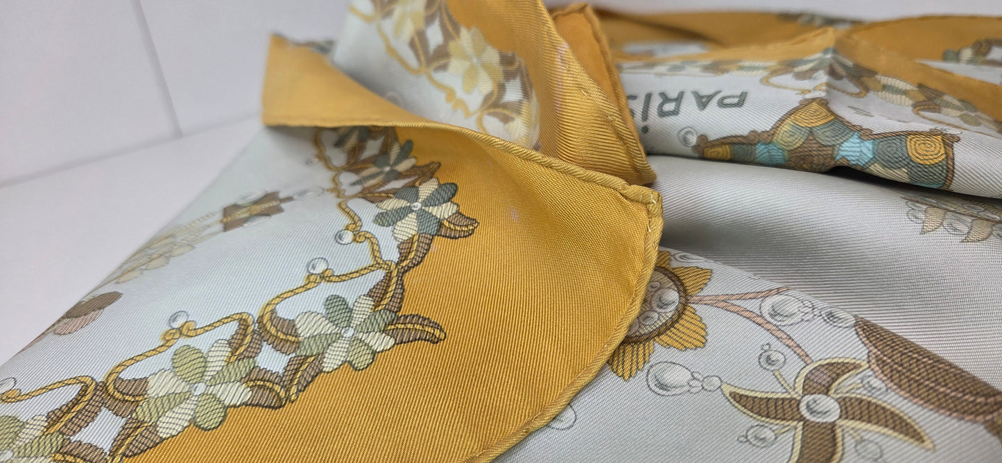 Carré Hermès en twill de soie intitulé "Sheherazade"