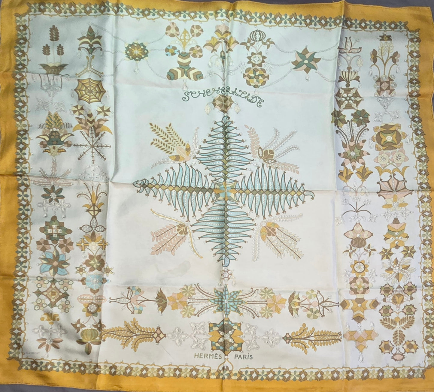 Carré Hermès en twill de soie intitulé "Sheherazade"