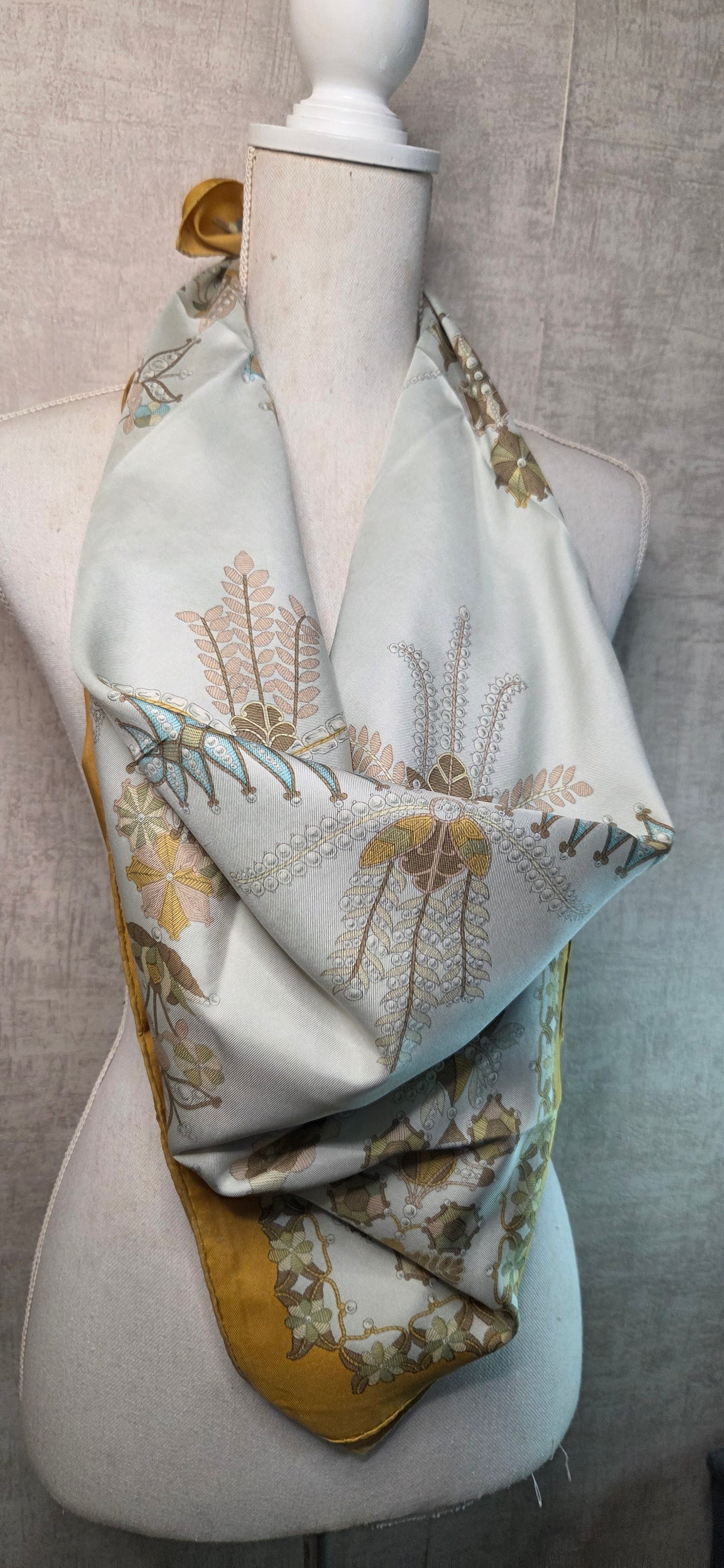 Carré Hermès en twill de soie intitulé "Sheherazade"