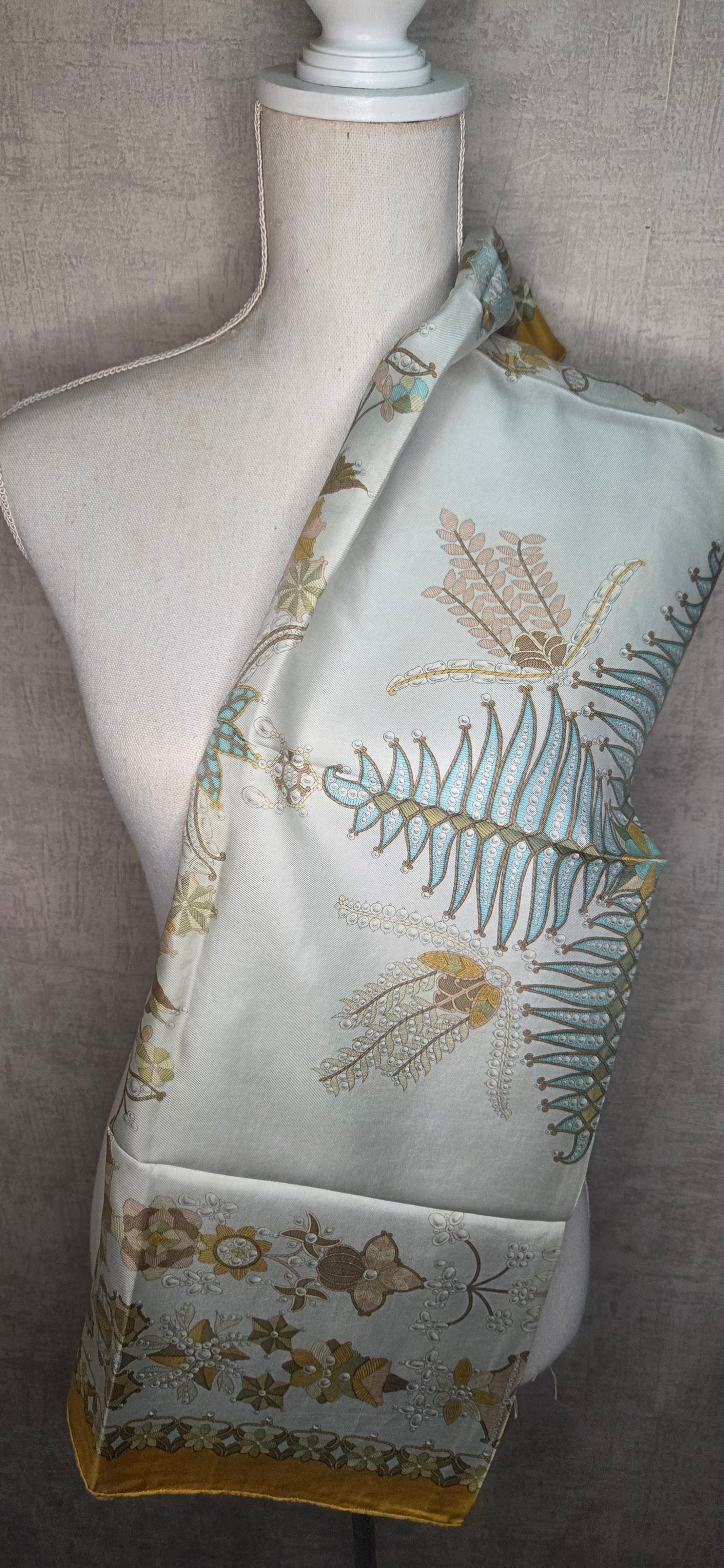 Carré Hermès en twill de soie intitulé "Sheherazade"