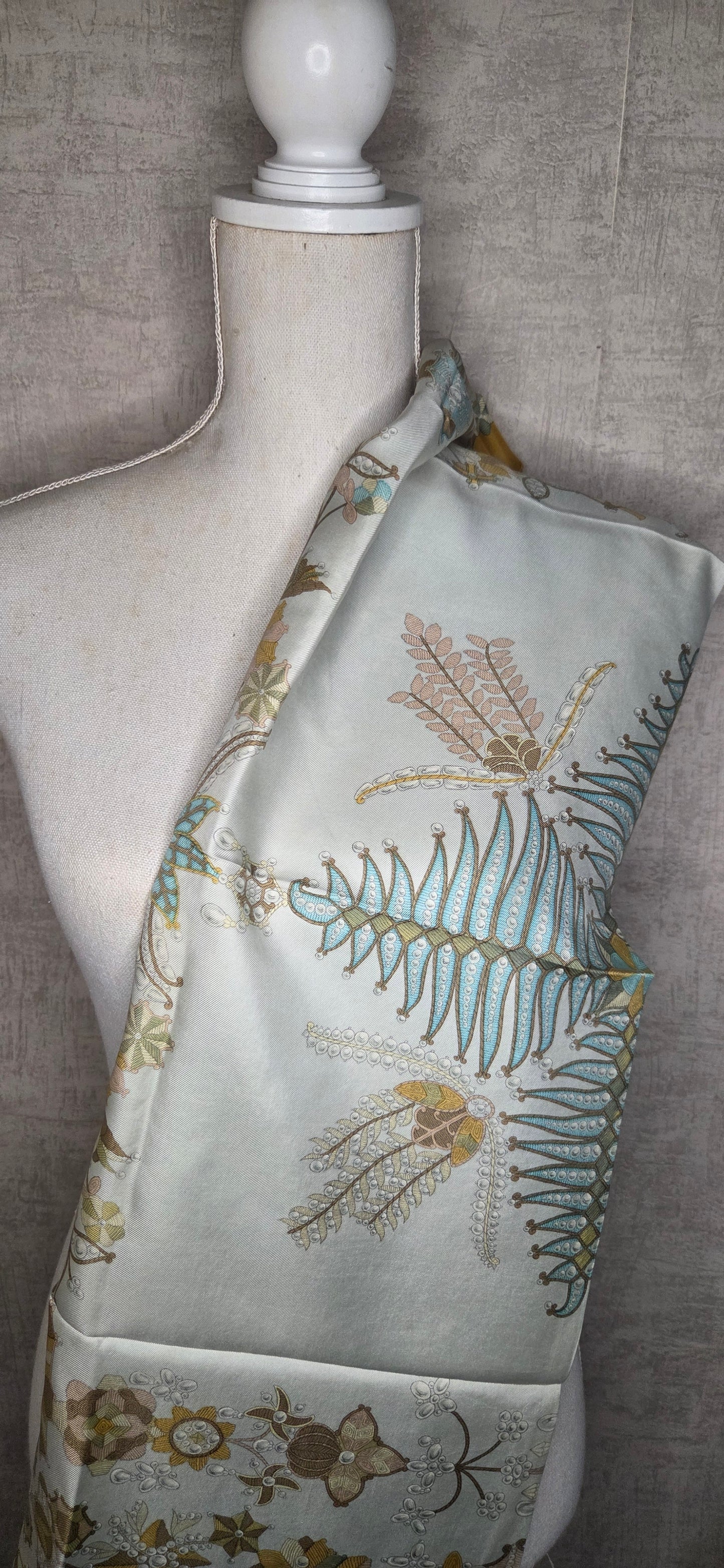 Carré Hermès en twill de soie intitulé "Sheherazade"