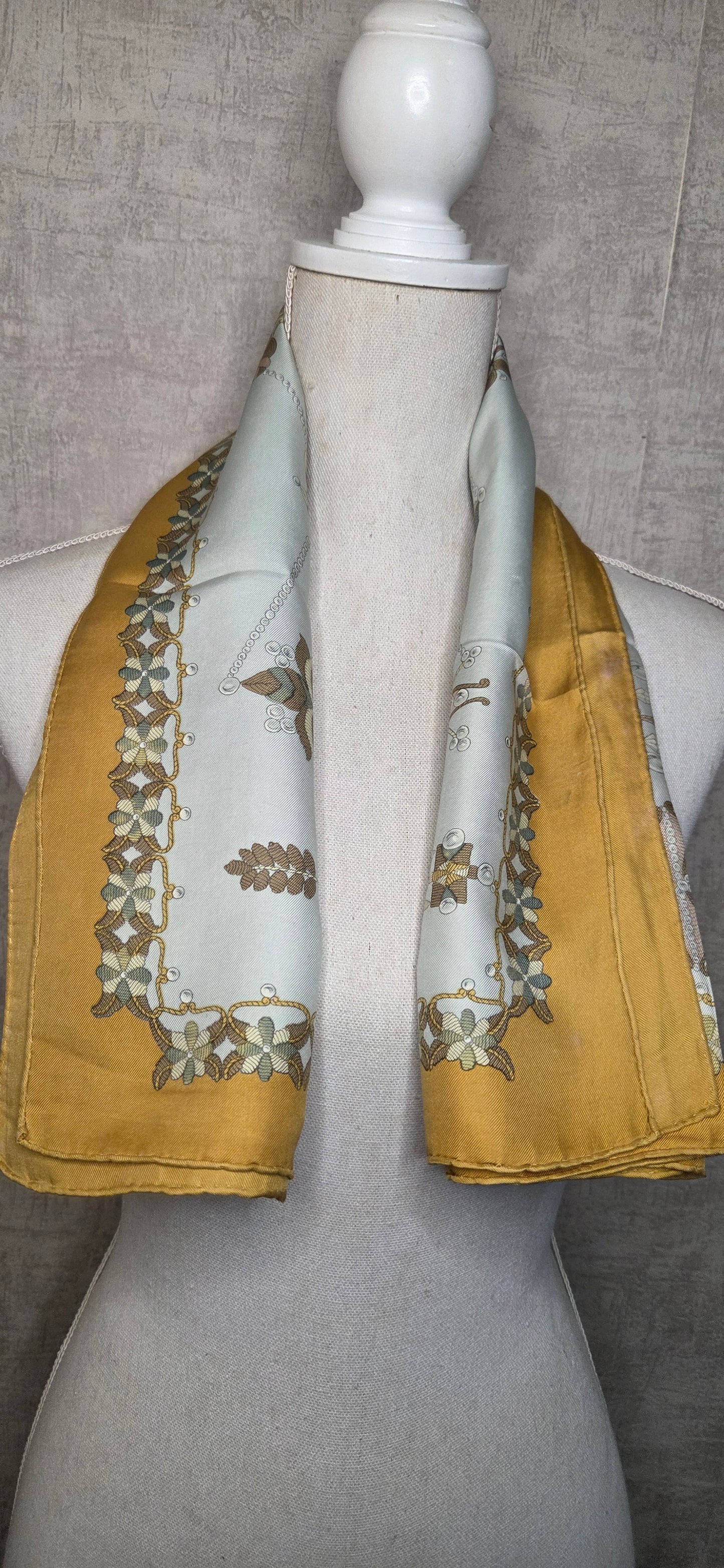 Carré Hermès en twill de soie intitulé "Sheherazade"