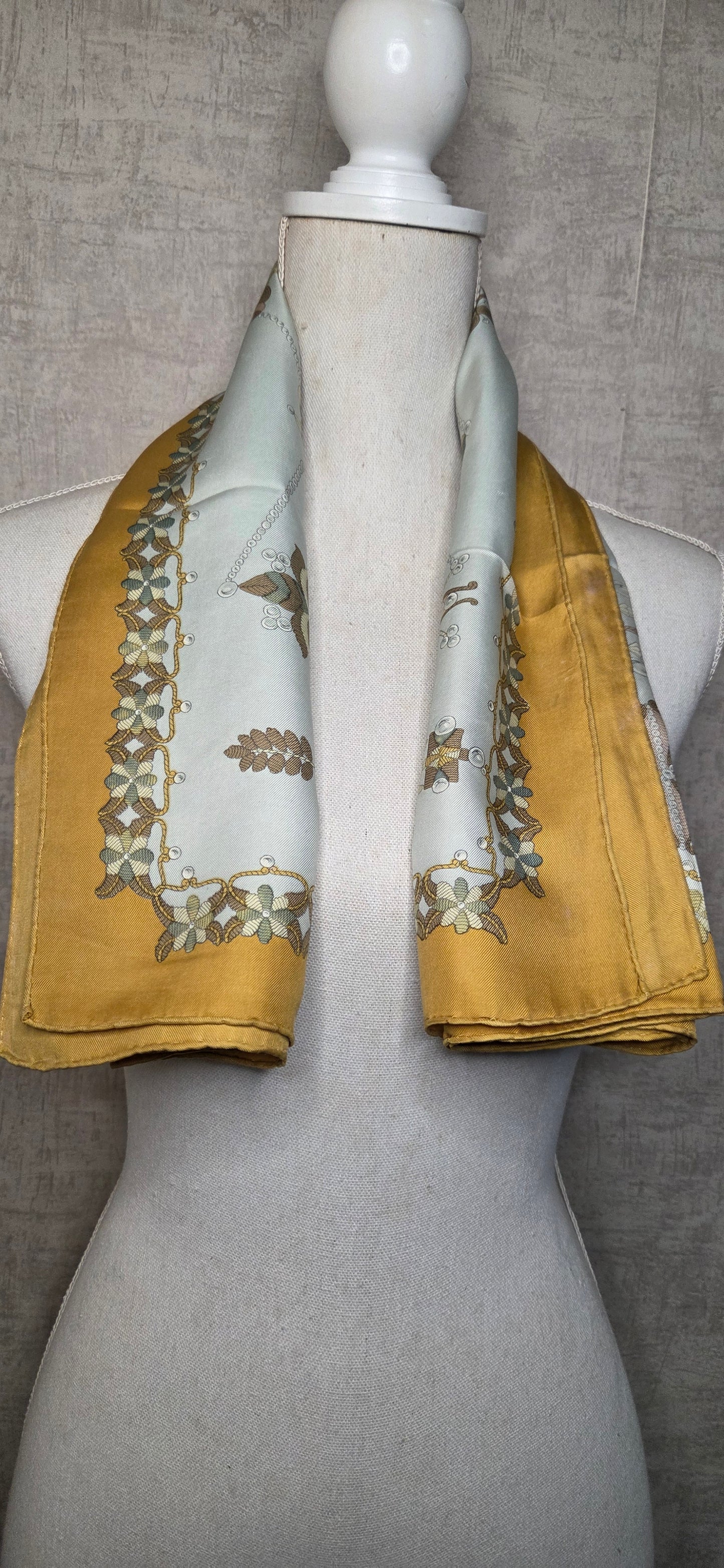 Carré Hermès en twill de soie intitulé "Sheherazade"