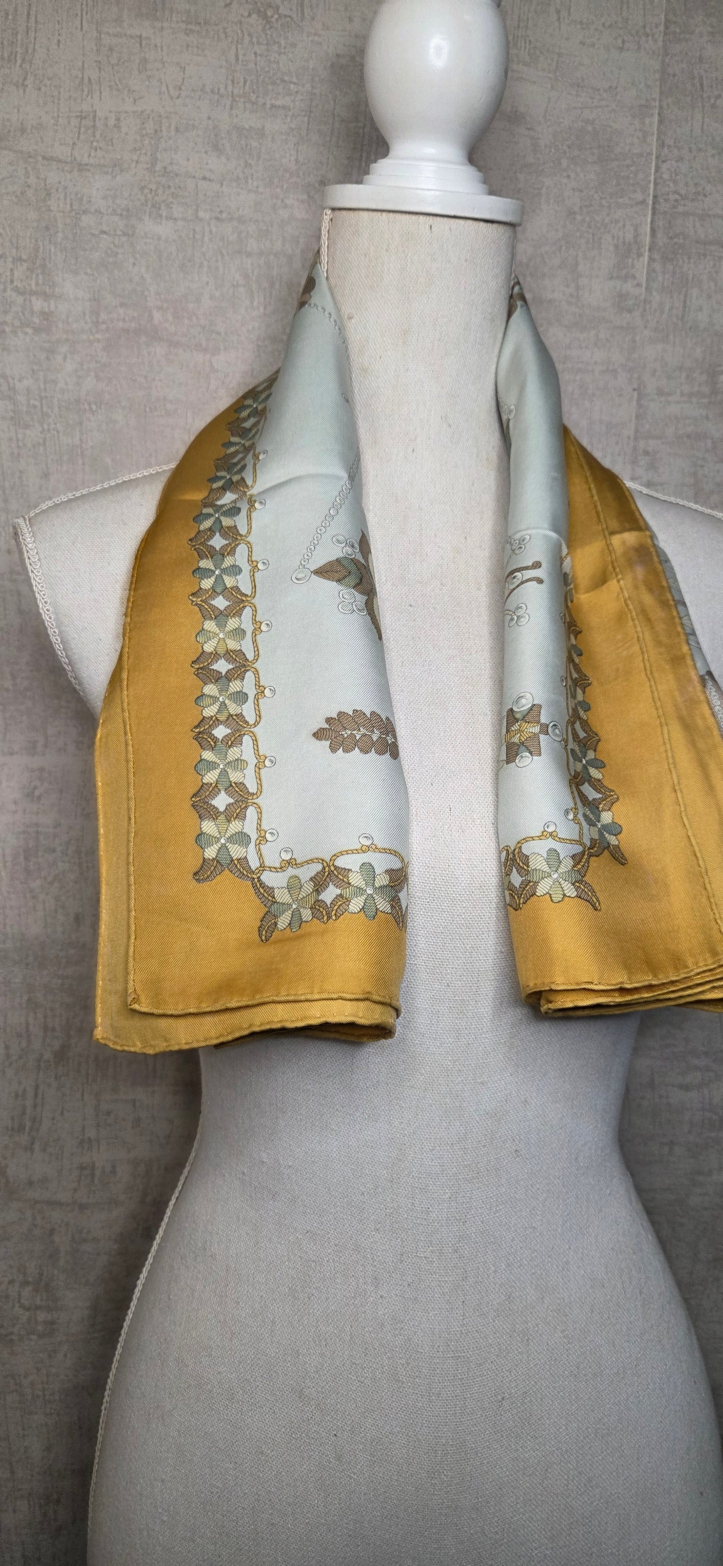 Carré Hermès en twill de soie intitulé "Sheherazade"