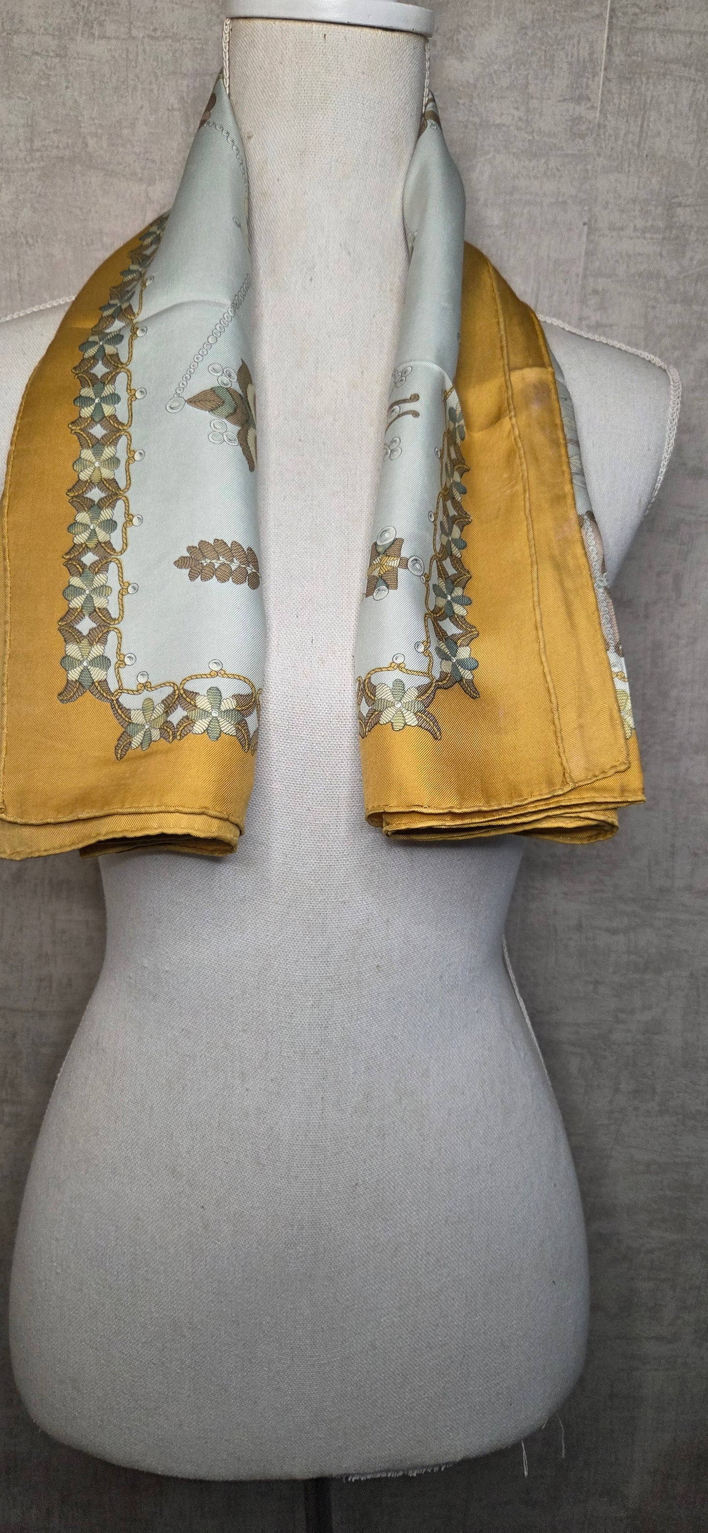 Carré Hermès en twill de soie intitulé "Sheherazade"