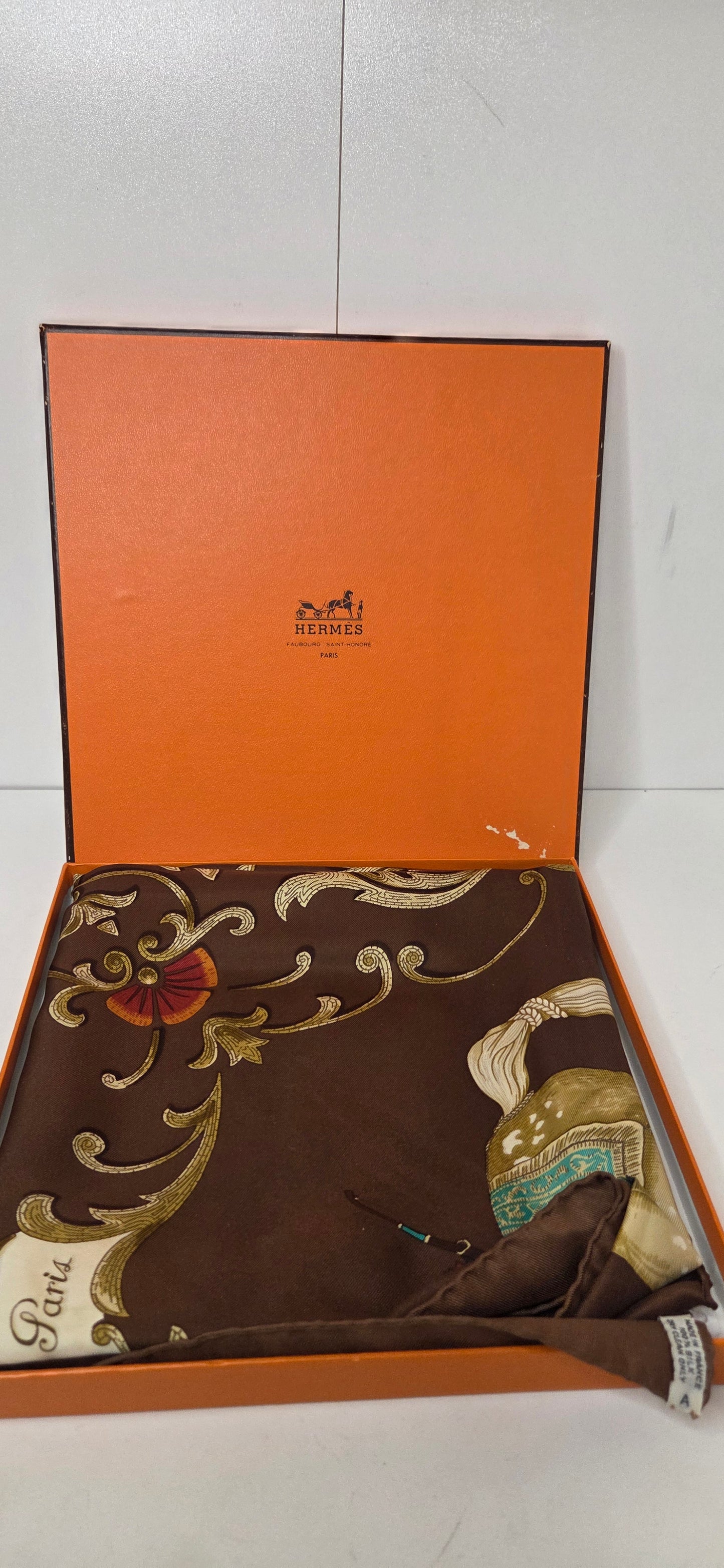 Carré Hermès en twill de soie intitulé " Le Cheval Turc "