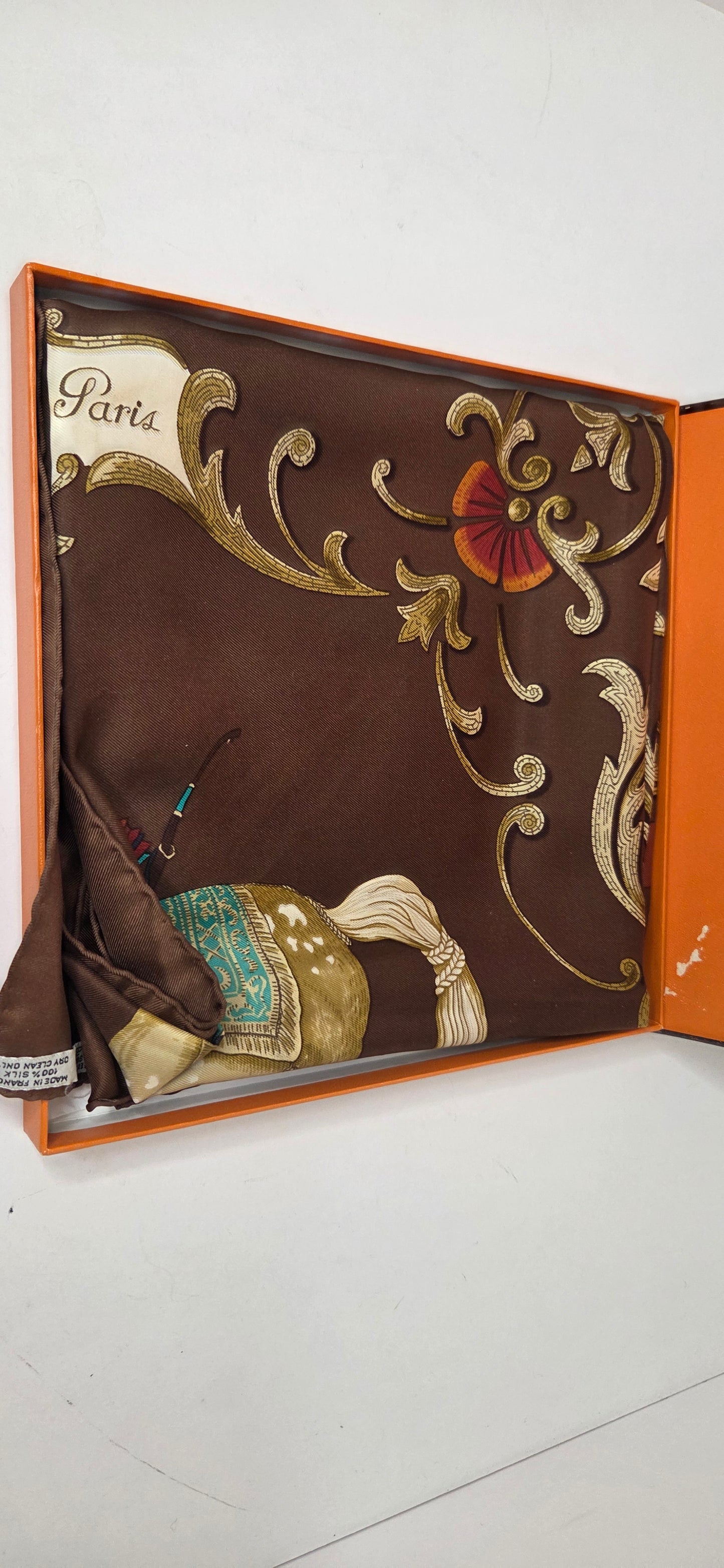 Carré Hermès en twill de soie intitulé " Le Cheval Turc "