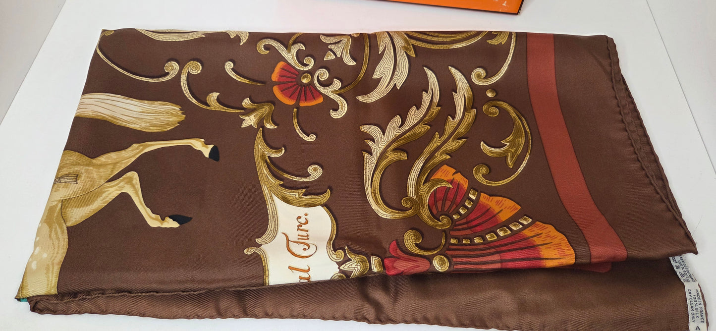Carré Hermès en twill de soie intitulé " Le Cheval Turc "