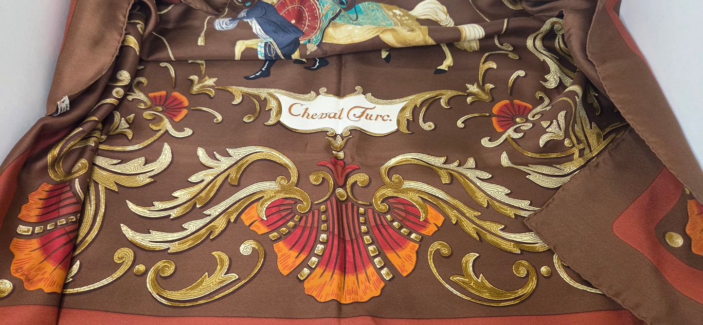 Carré Hermès en twill de soie intitulé " Le Cheval Turc "