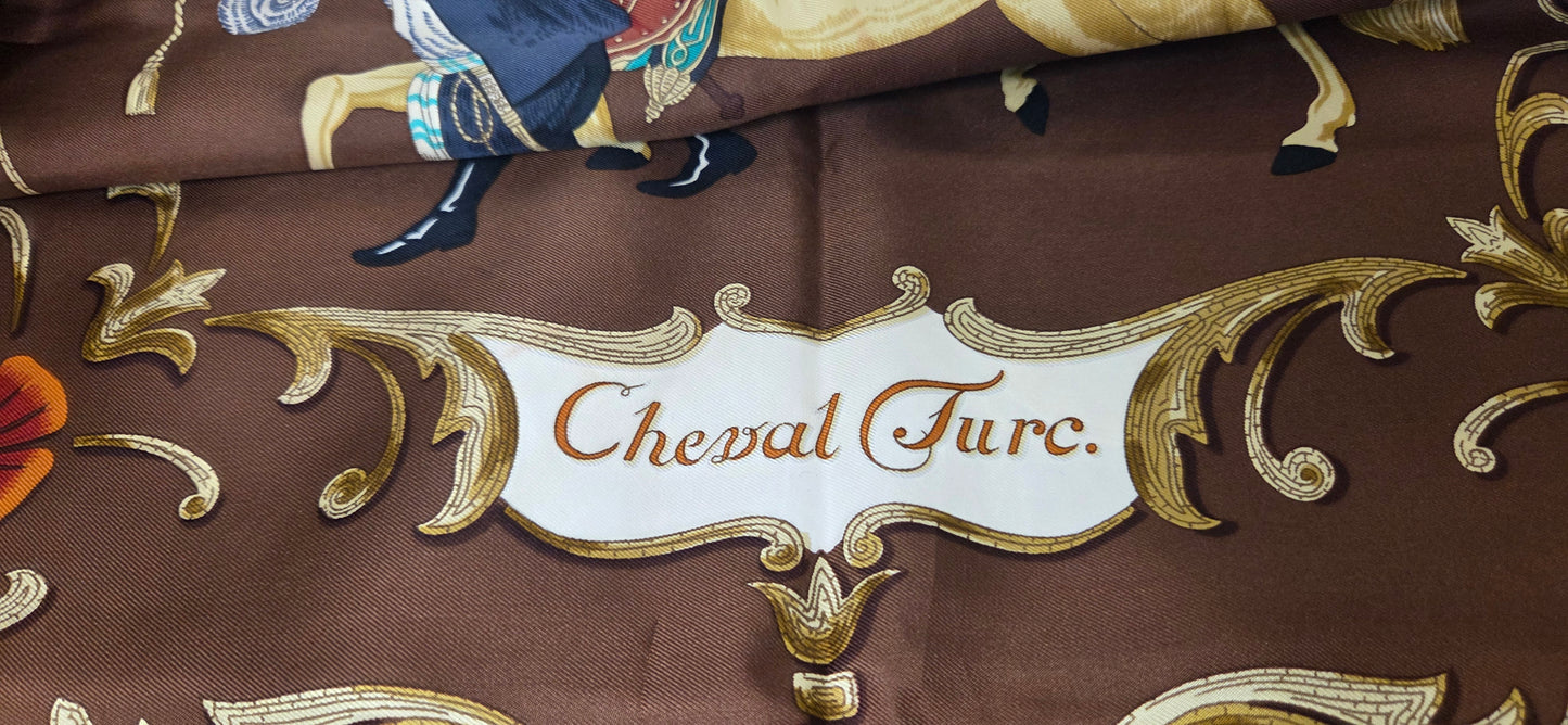 Carré Hermès en twill de soie intitulé " Le Cheval Turc "