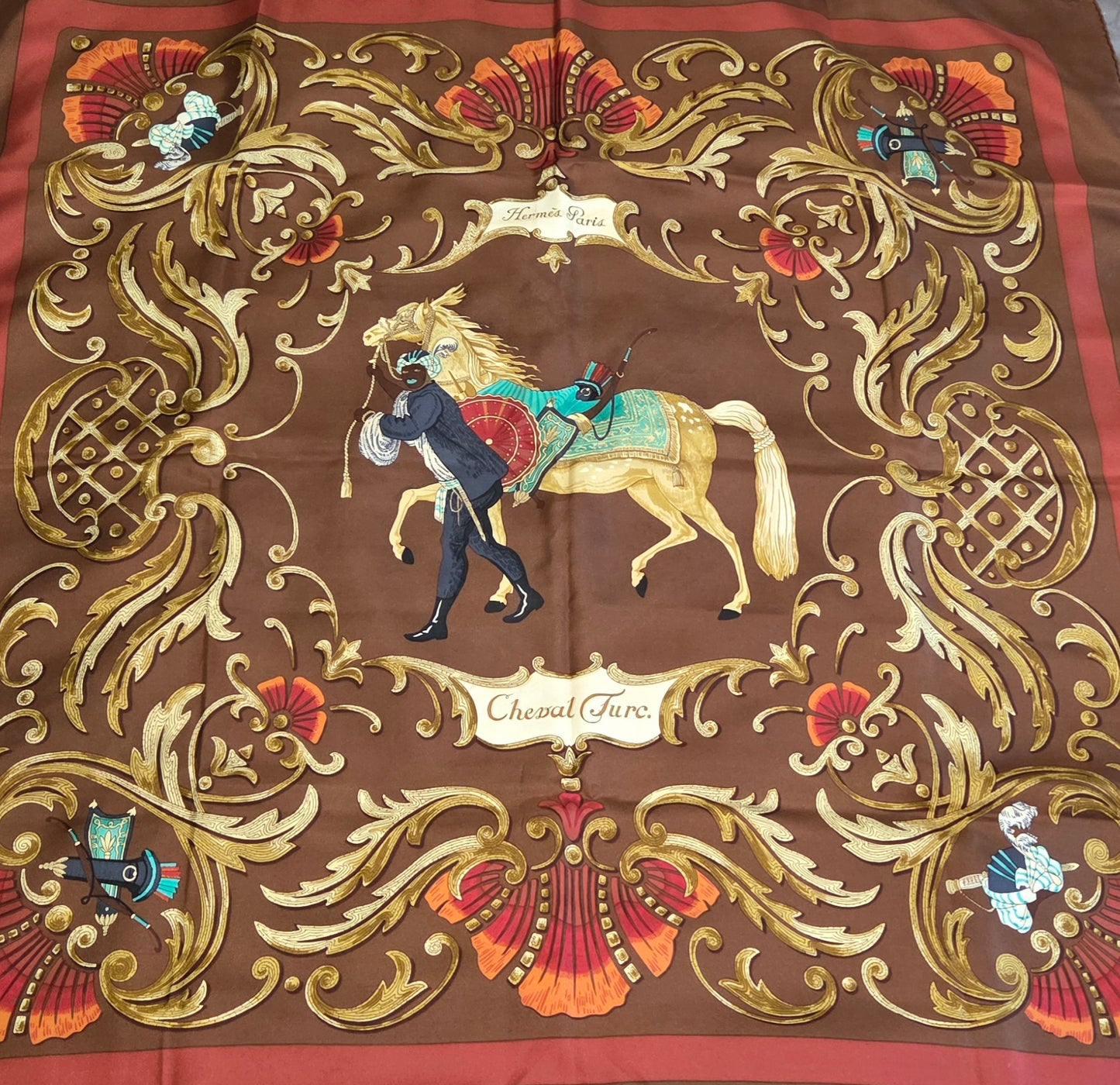 Carré Hermès en twill de soie intitulé " Le Cheval Turc "
