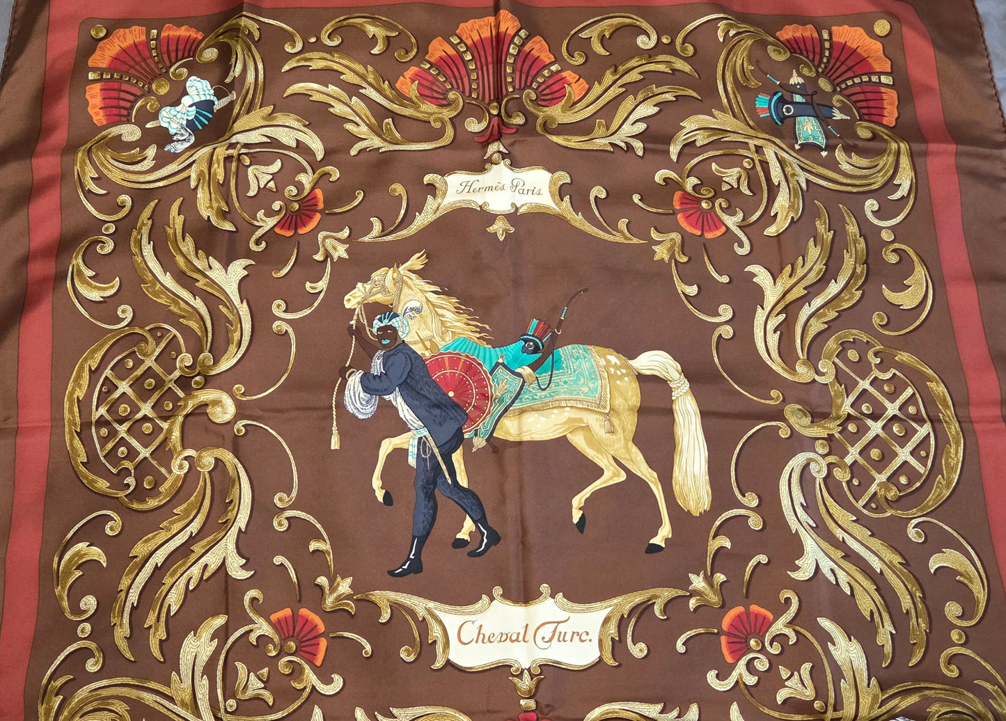 Carré Hermès en twill de soie intitulé " Le Cheval Turc "