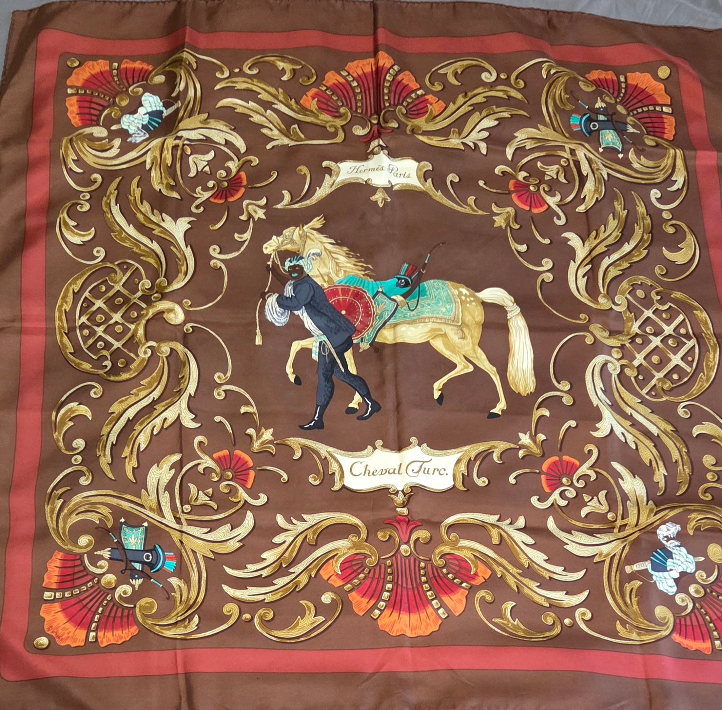 Carré Hermès en twill de soie intitulé " Le Cheval Turc "