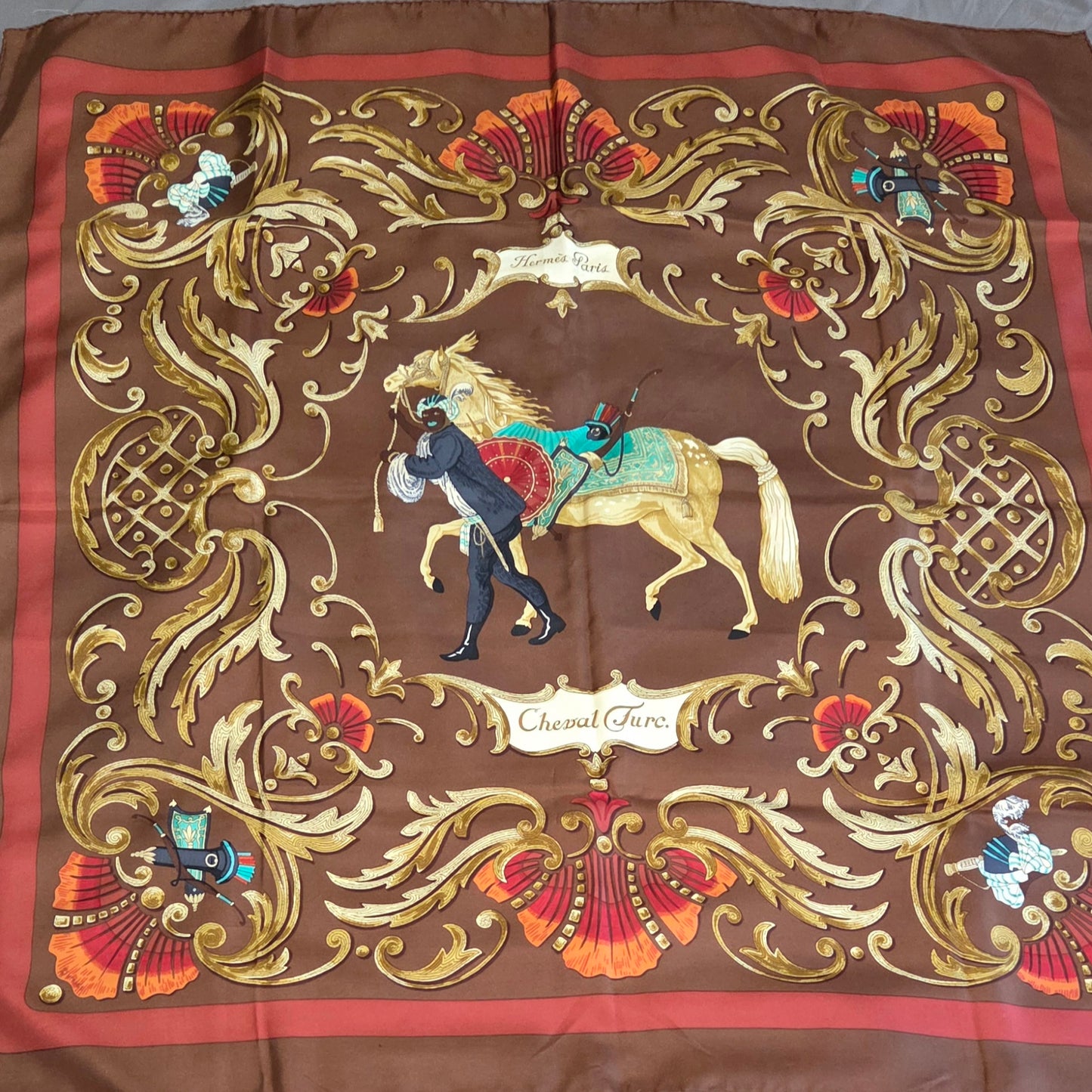 Carré Hermès en twill de soie intitulé " Le Cheval Turc "