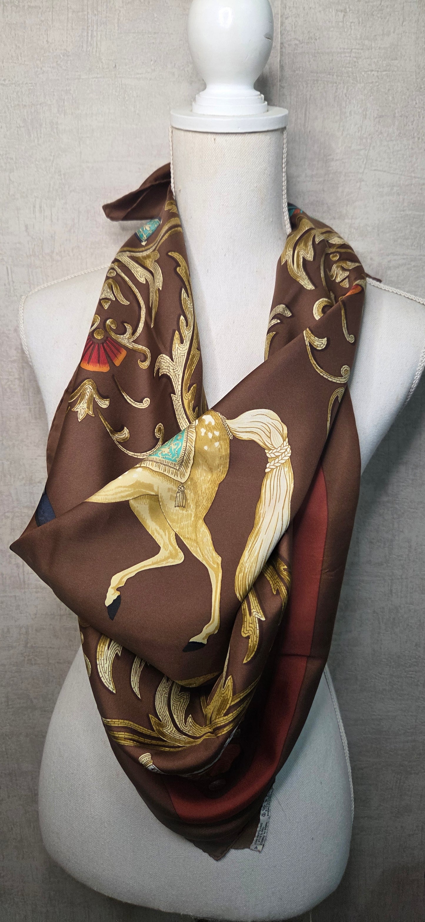 Carré Hermès en twill de soie intitulé " Le Cheval Turc "