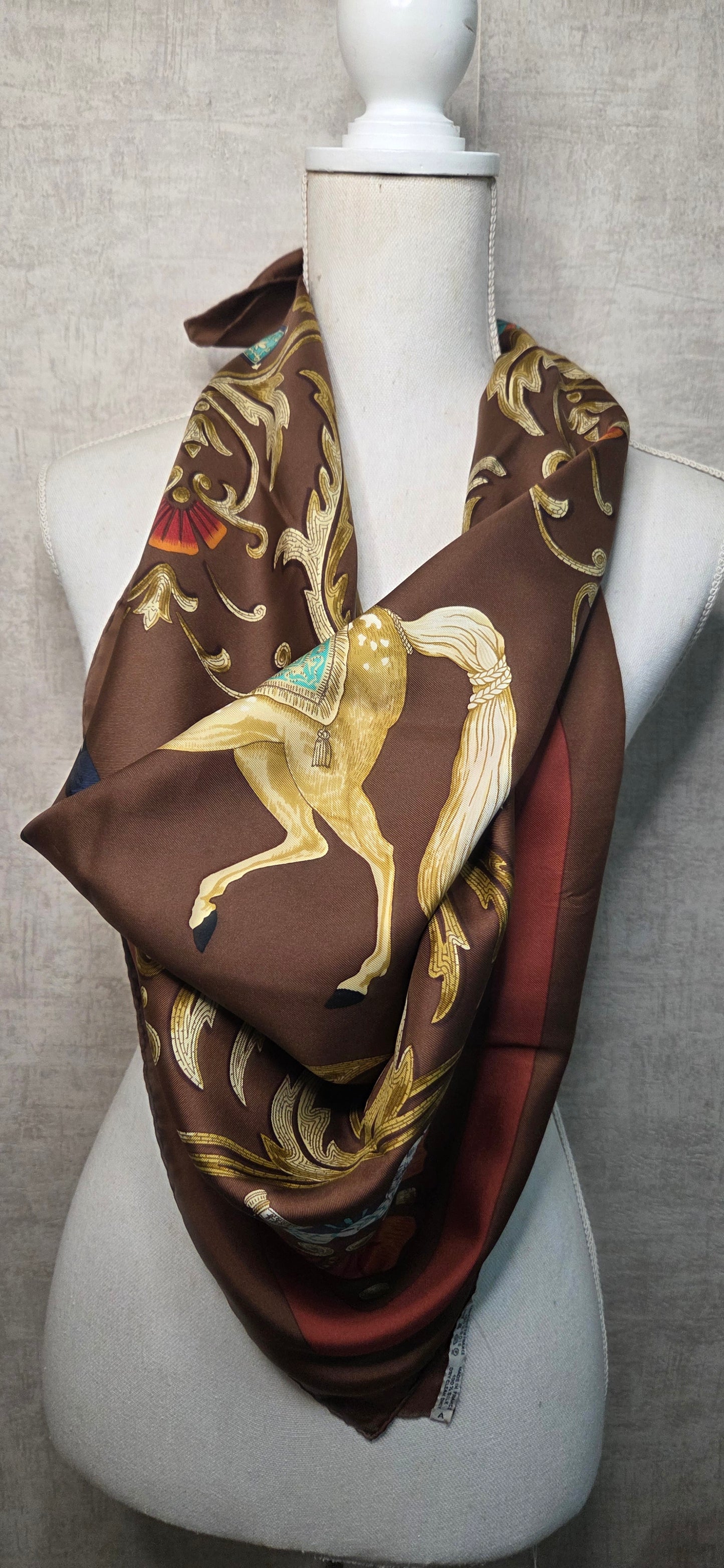 Carré Hermès en twill de soie intitulé " Le Cheval Turc "