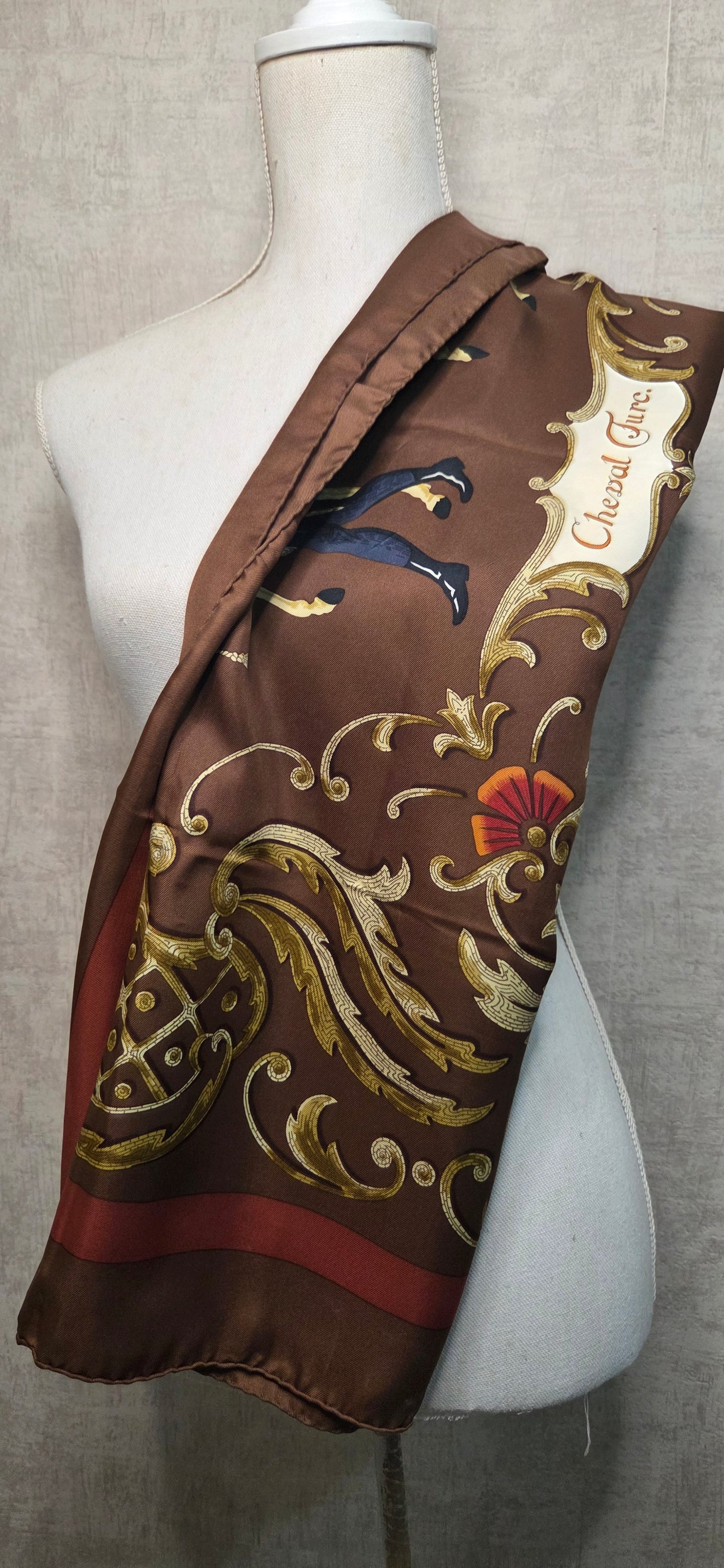 Carré Hermès en twill de soie intitulé " Le Cheval Turc "