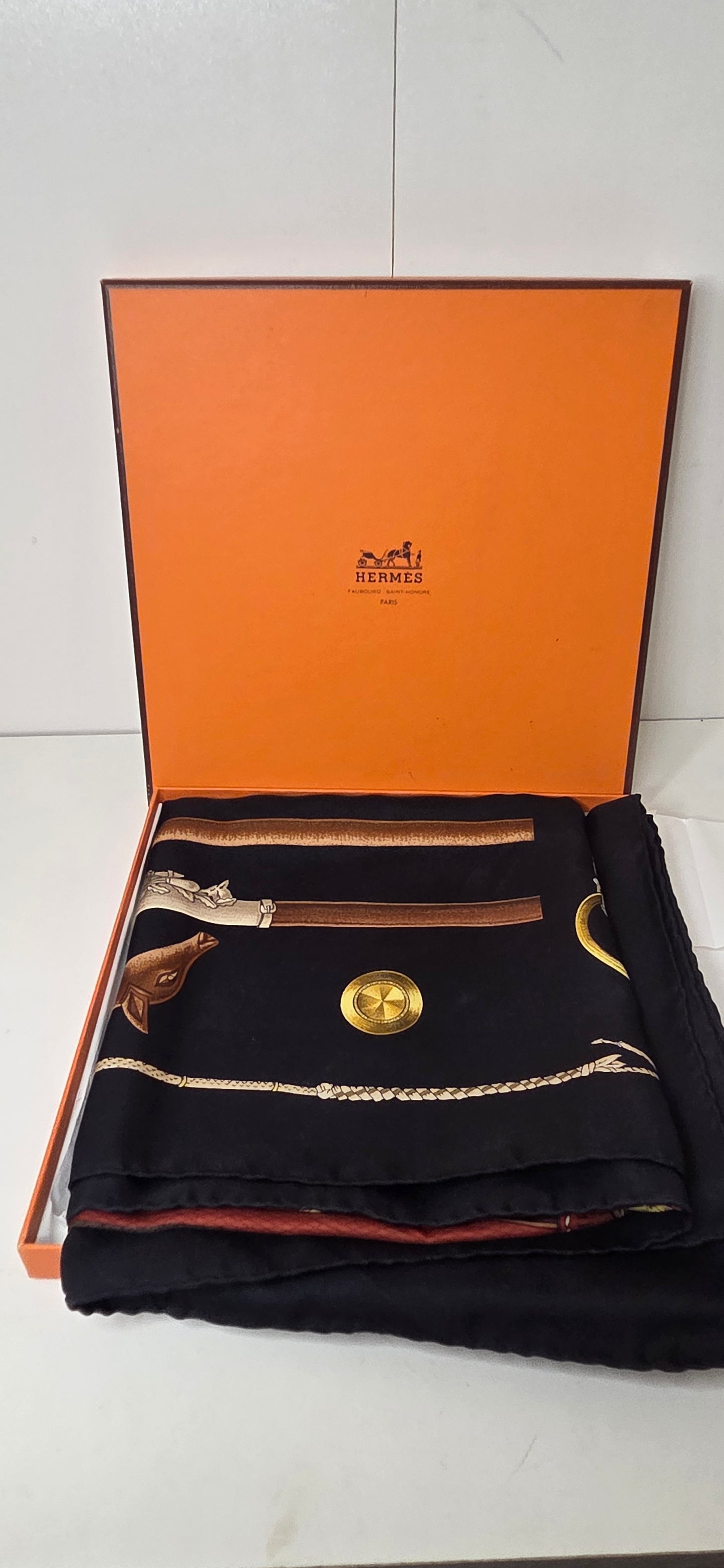 Carré Hermès en twill de soie intitulé "Cannes et Pommeaux "