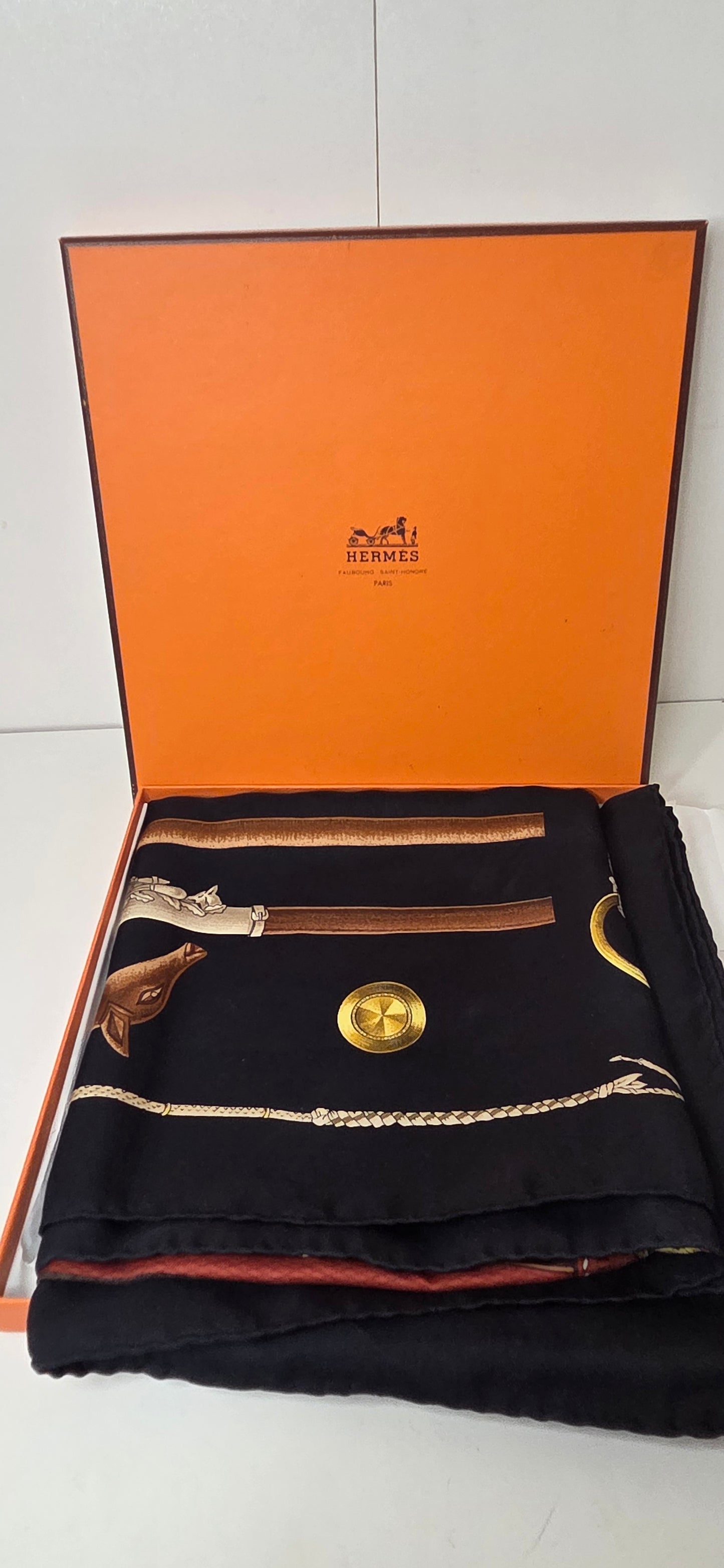Carré Hermès en twill de soie intitulé "Cannes et Pommeaux "