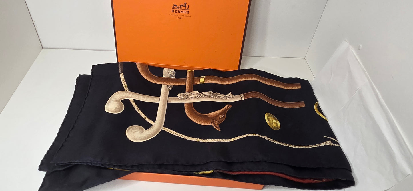 Carré Hermès en twill de soie intitulé "Cannes et Pommeaux "