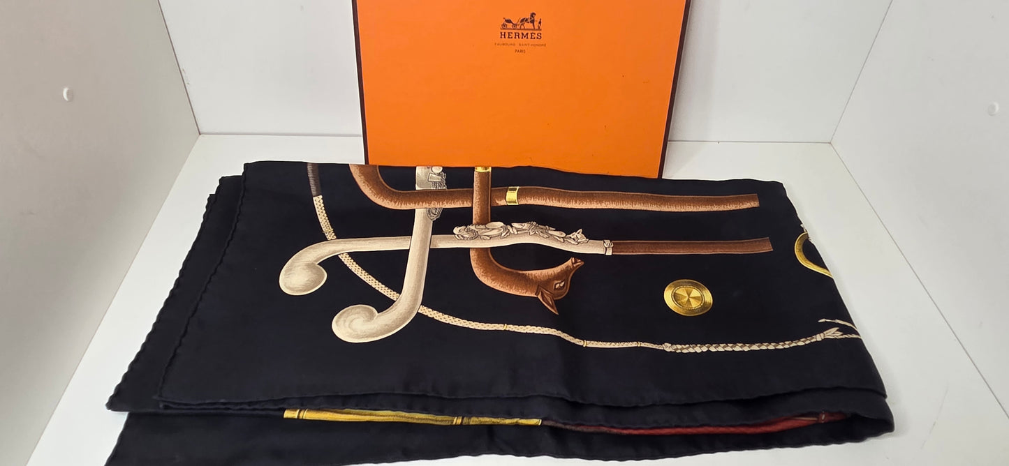 Carré Hermès en twill de soie intitulé "Cannes et Pommeaux "