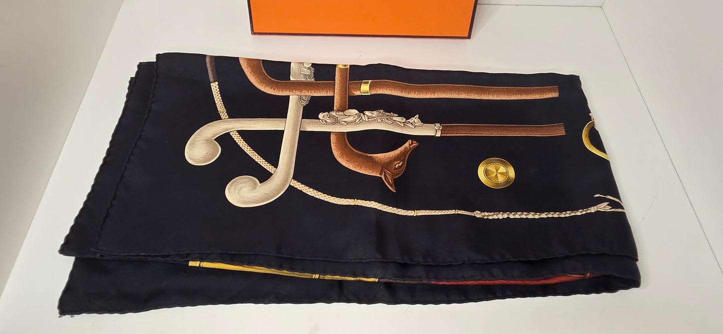 Carré Hermès en twill de soie intitulé "Cannes et Pommeaux "