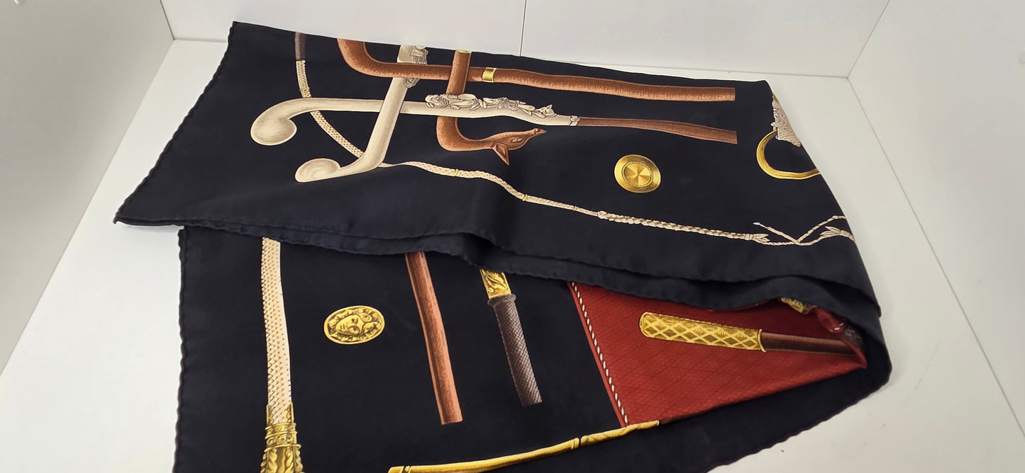 Carré Hermès en twill de soie intitulé "Cannes et Pommeaux "