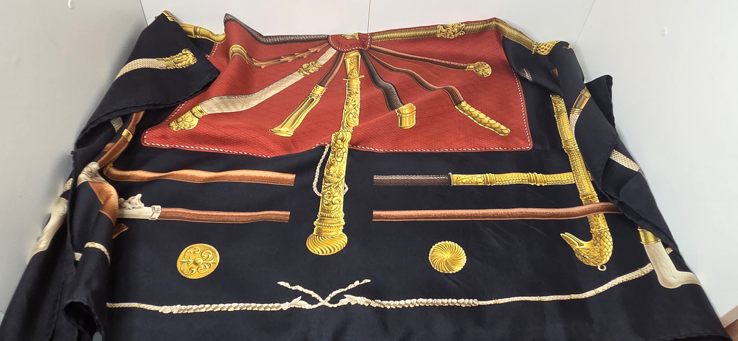 Carré Hermès en twill de soie intitulé "Cannes et Pommeaux "