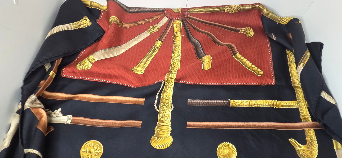 Carré Hermès en twill de soie intitulé "Cannes et Pommeaux "