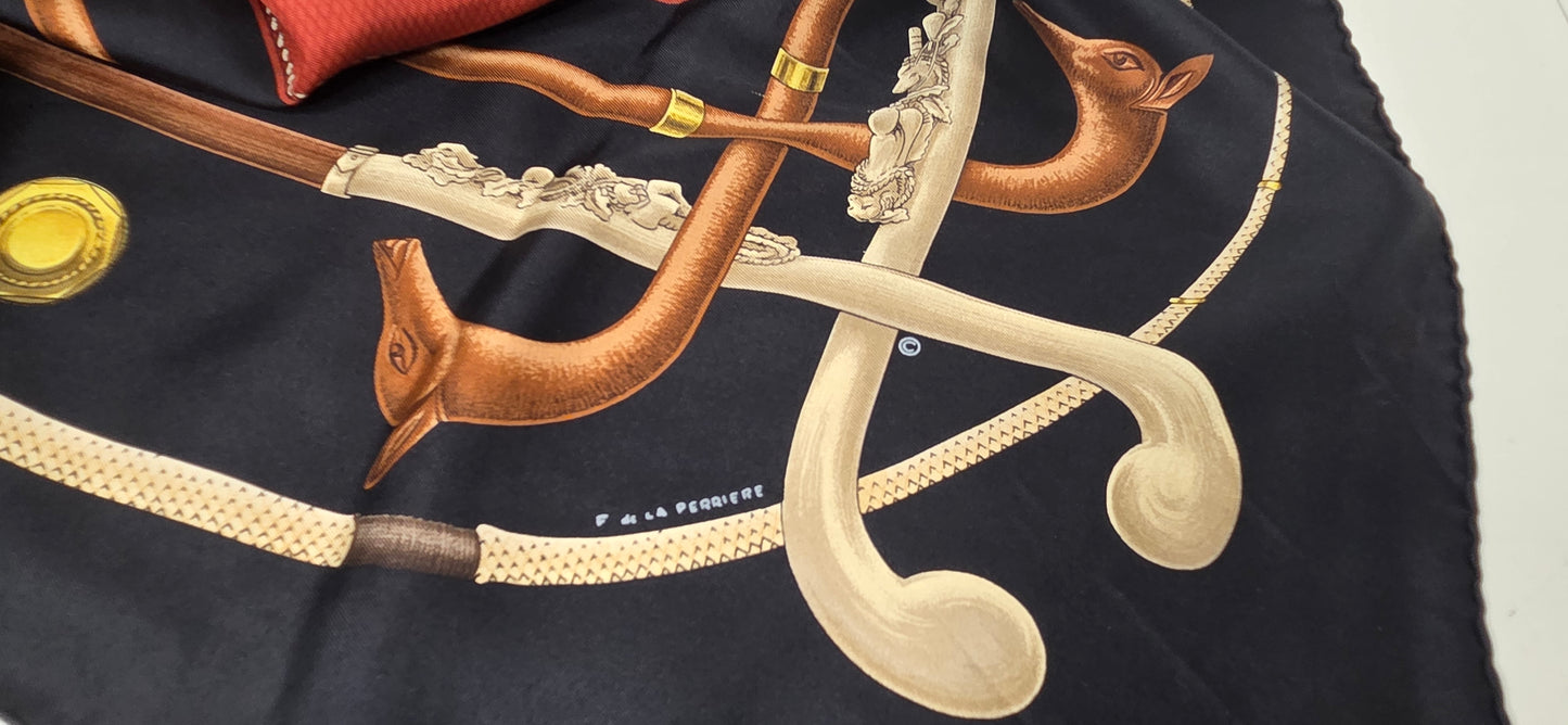Carré Hermès en twill de soie intitulé "Cannes et Pommeaux "