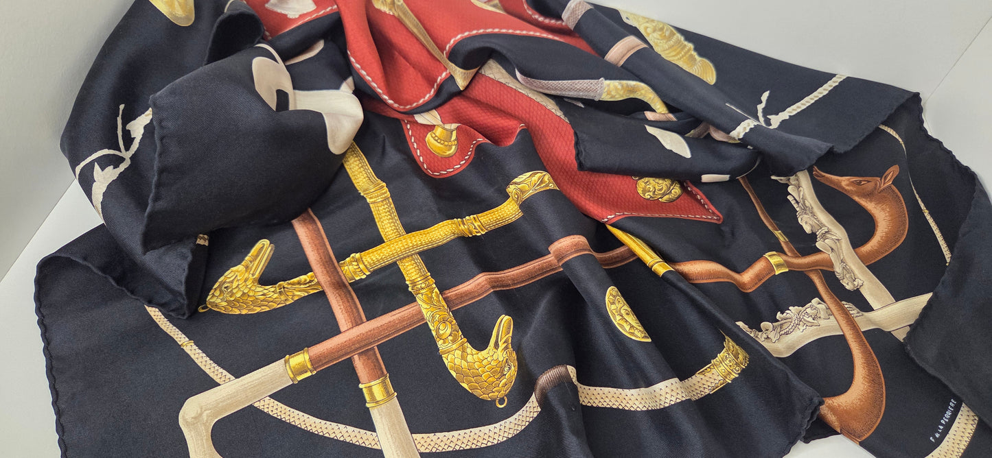 Carré Hermès en twill de soie intitulé "Cannes et Pommeaux "