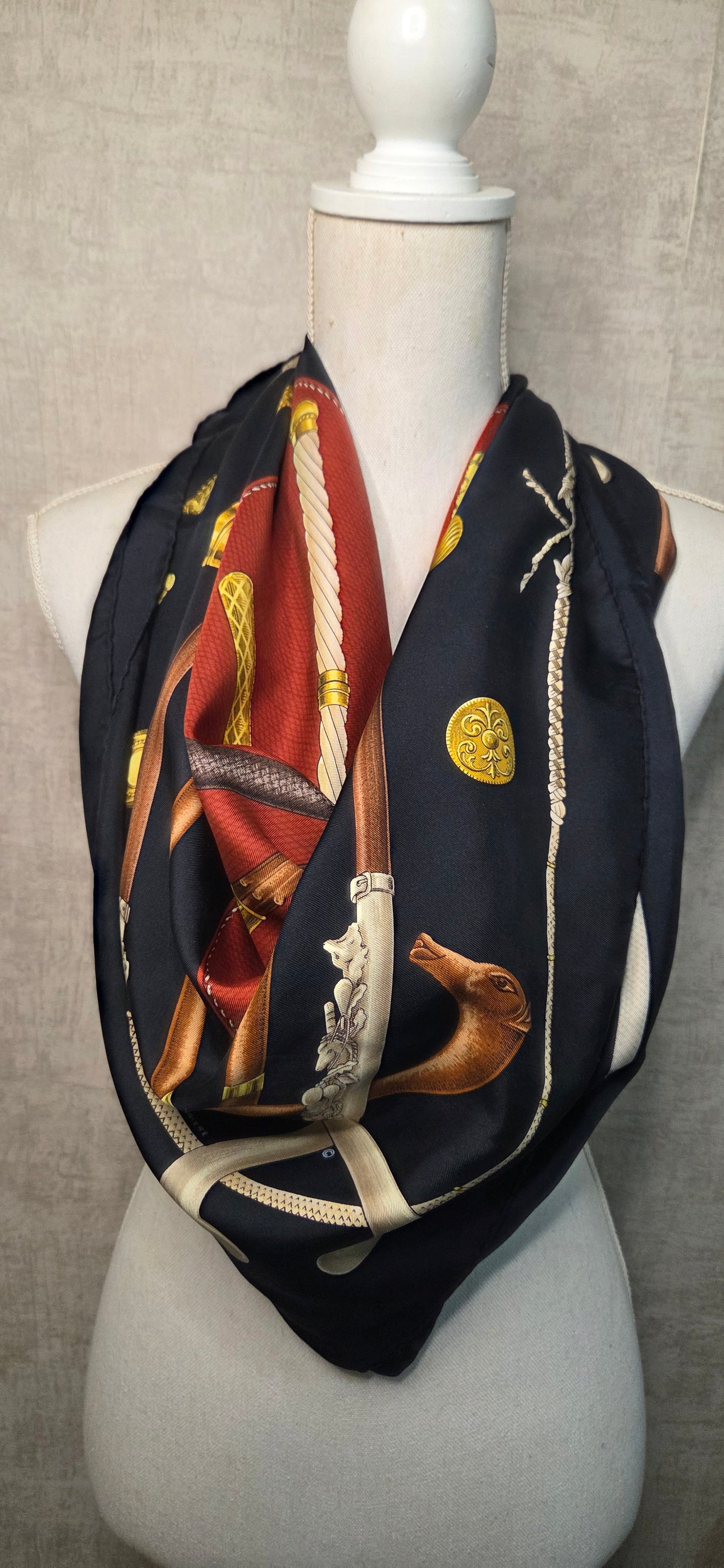 Carré Hermès en twill de soie intitulé "Cannes et Pommeaux "