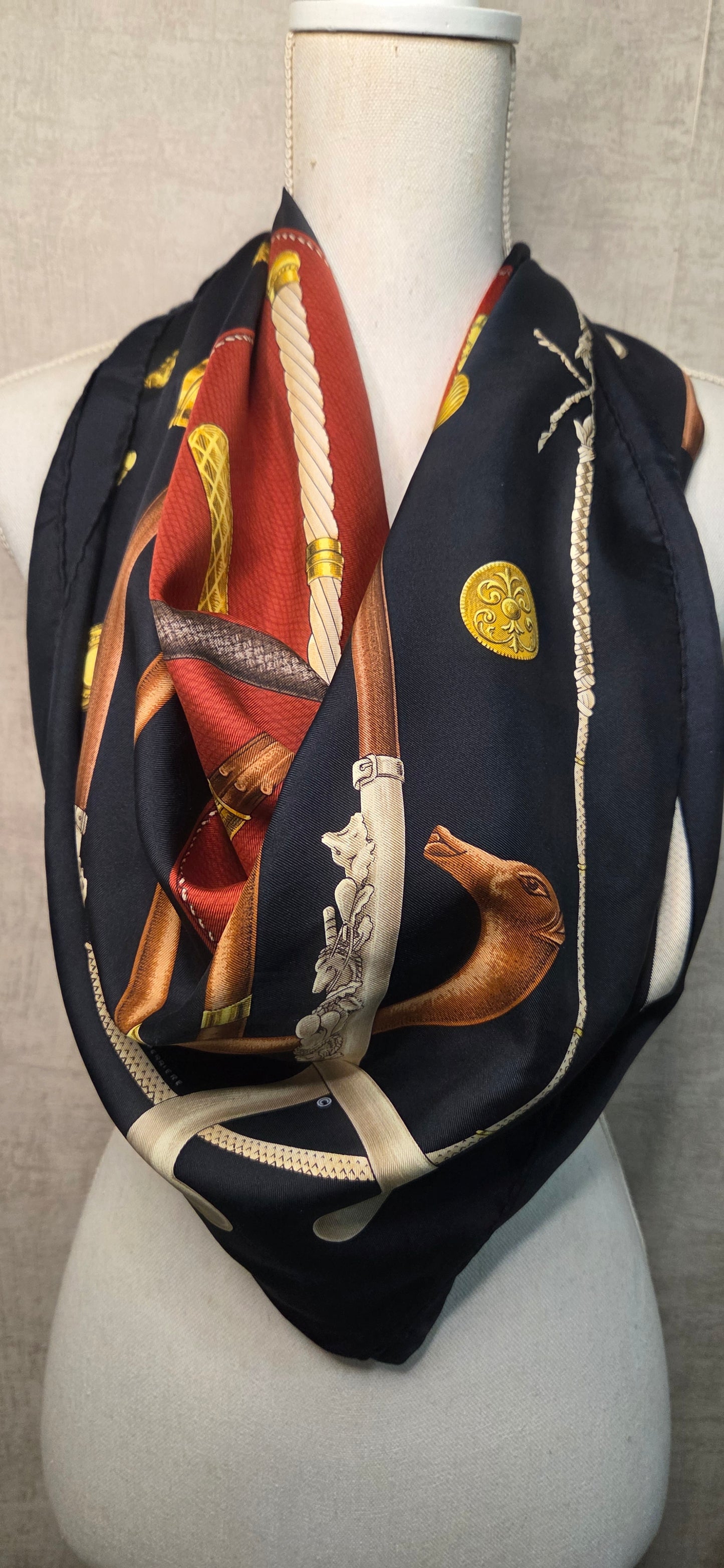 Carré Hermès en twill de soie intitulé "Cannes et Pommeaux "