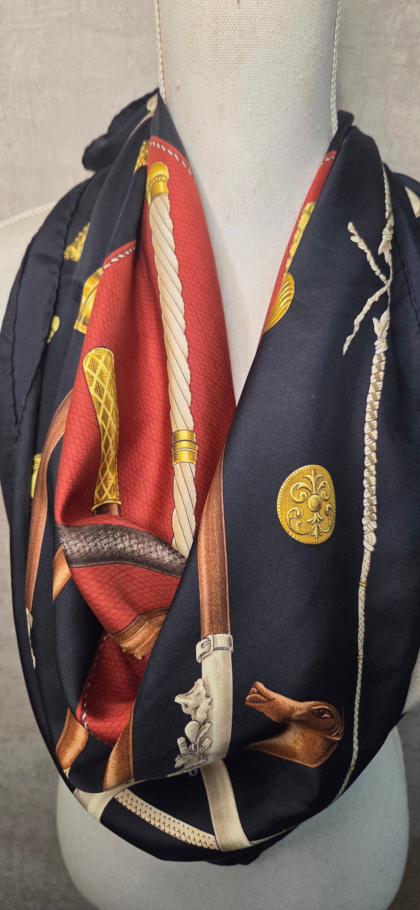 Carré Hermès en twill de soie intitulé "Cannes et Pommeaux "