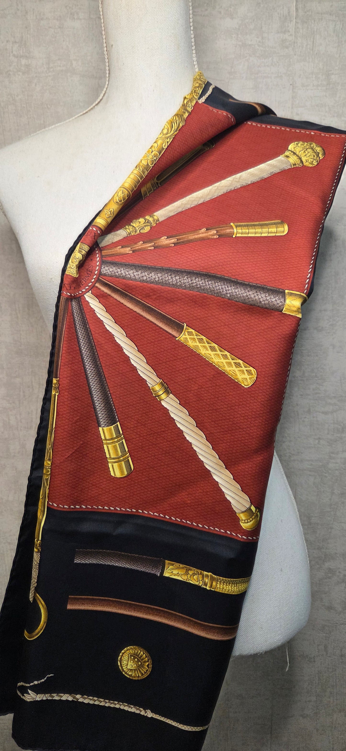Carré Hermès en twill de soie intitulé "Cannes et Pommeaux "