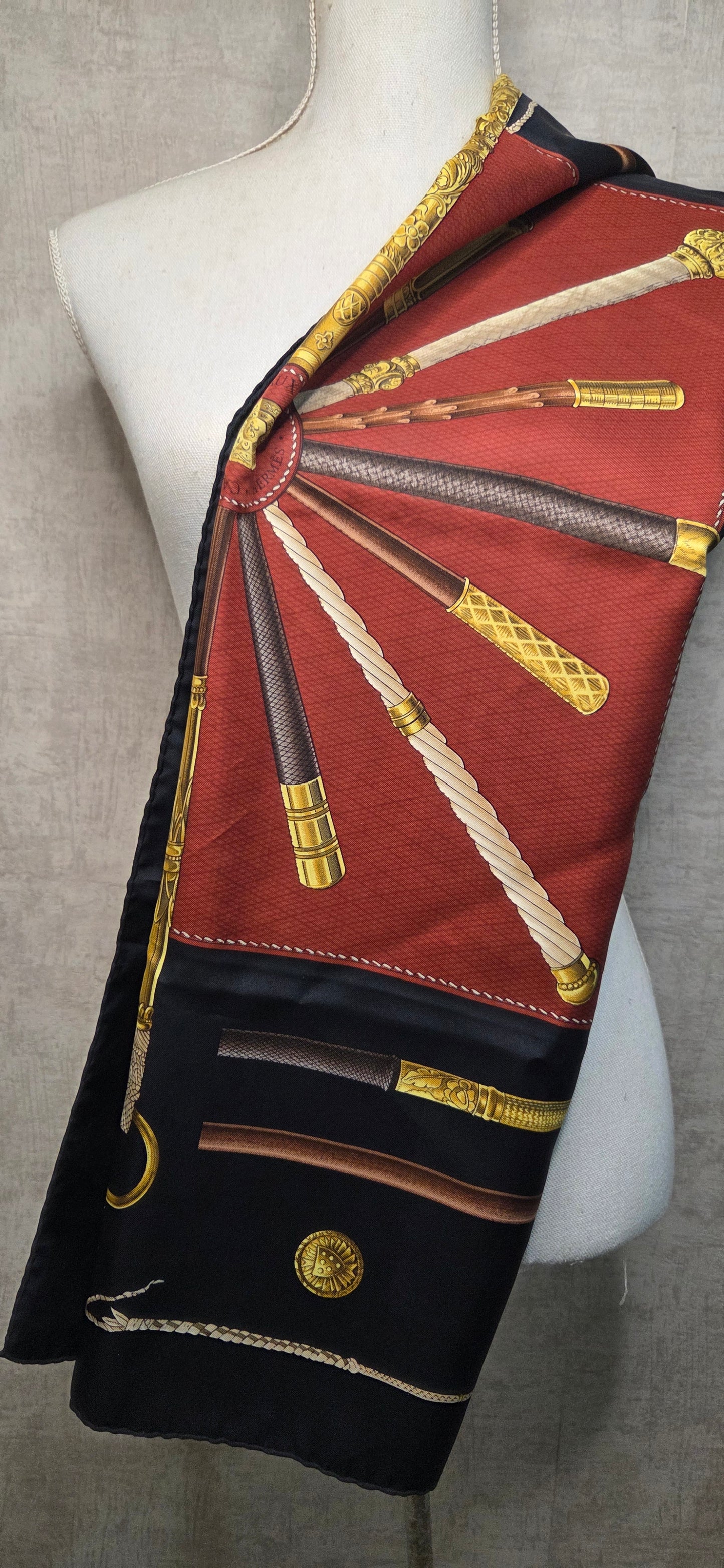 Carré Hermès en twill de soie intitulé "Cannes et Pommeaux "