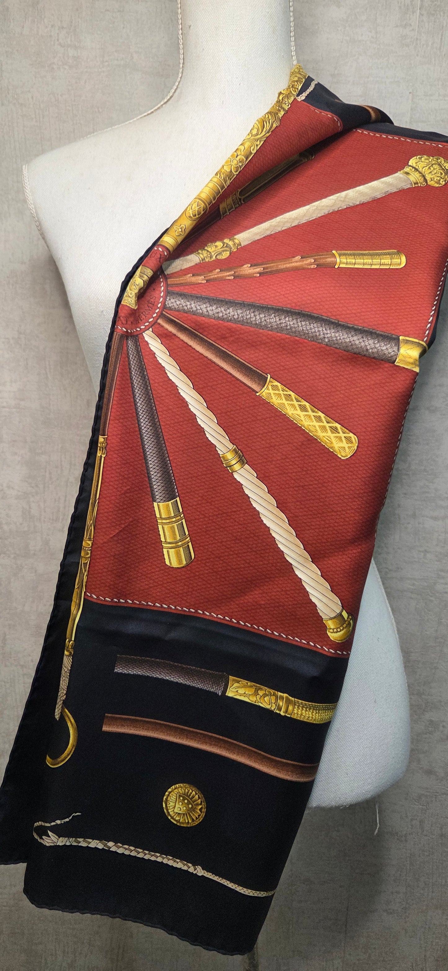 Carré Hermès en twill de soie intitulé "Cannes et Pommeaux "